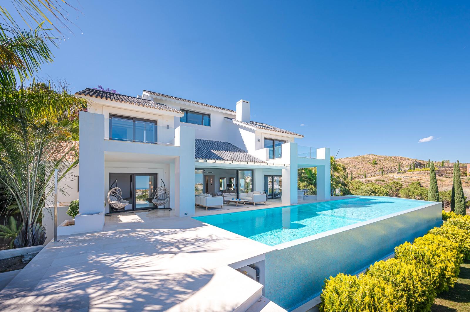 Villa for sale in Los Flamingos Golf, Benahavis