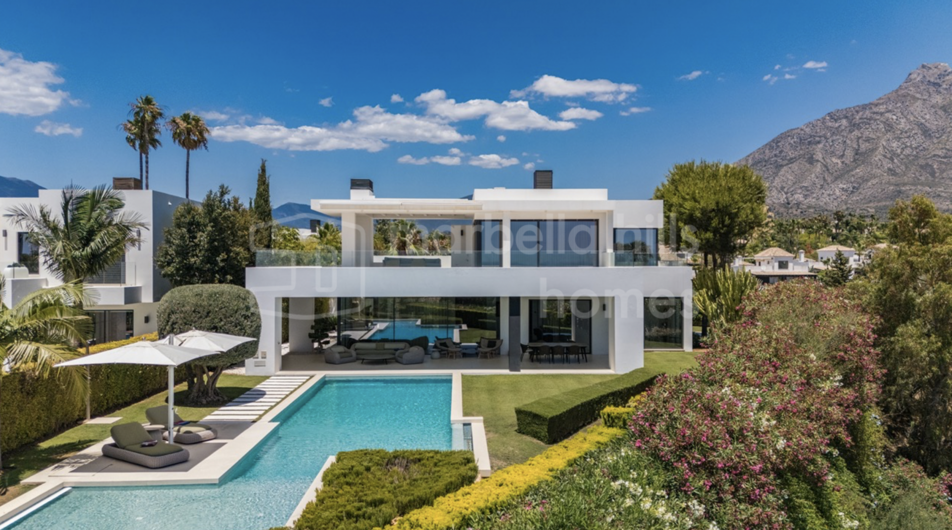 Elegant 5-Bedroom Villa with Sea Views and Luxurious Amenities in Las Lomas de Marbella Club - Golden Mile, Marbella