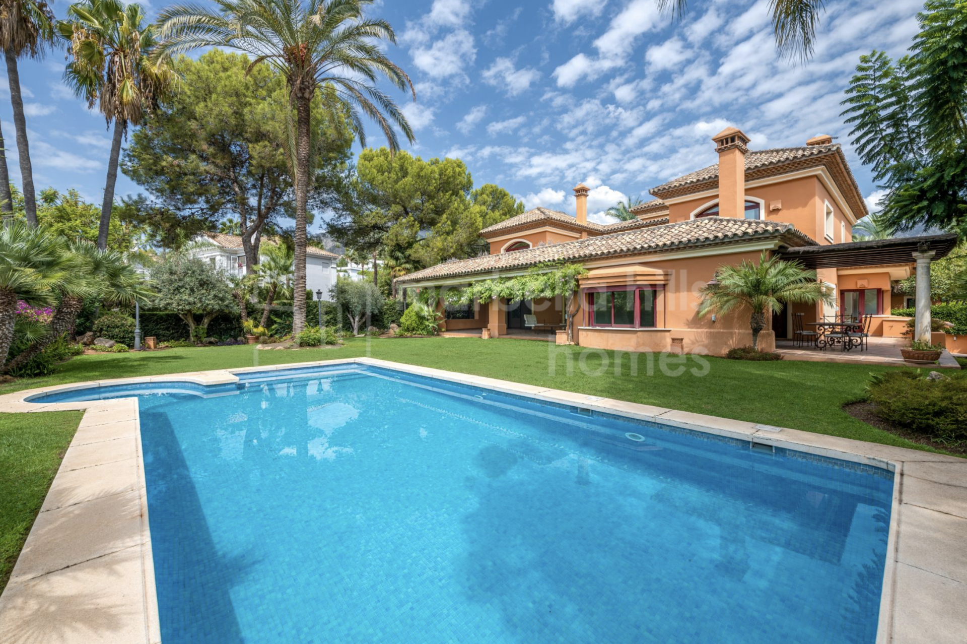 Grande et charmante villa de 4 chambres avec jardin tropical à Altos Reales, Mille d'Or de Marbella.