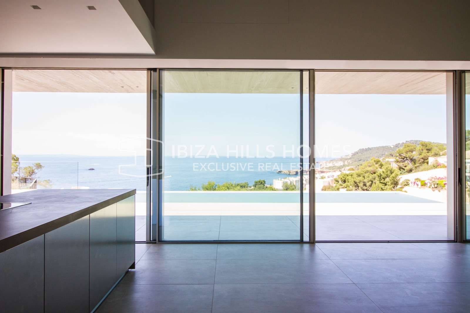 Luxurious Seaside Retreat: A Stunning 4-Bedroom Villa in Roca Llisa with panoramic sea views