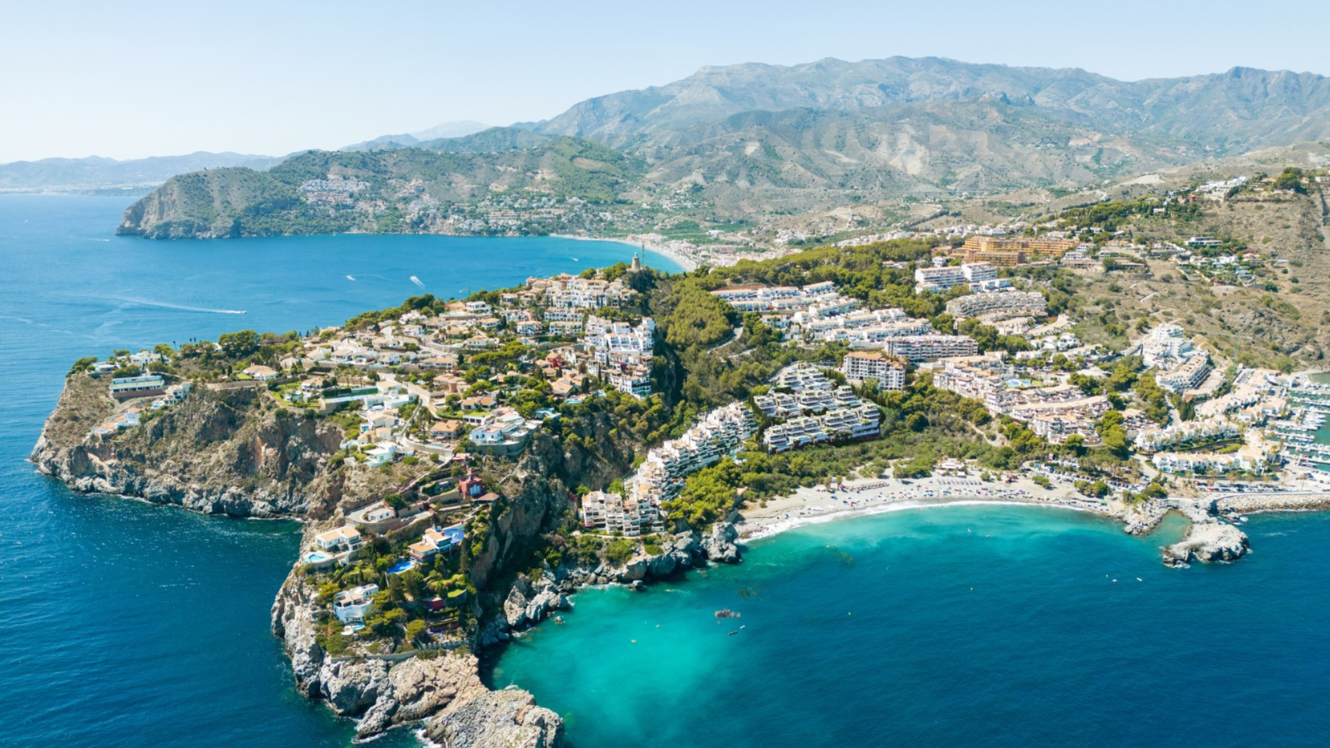 Luxury villa opposite the charming marina of Marina del Este