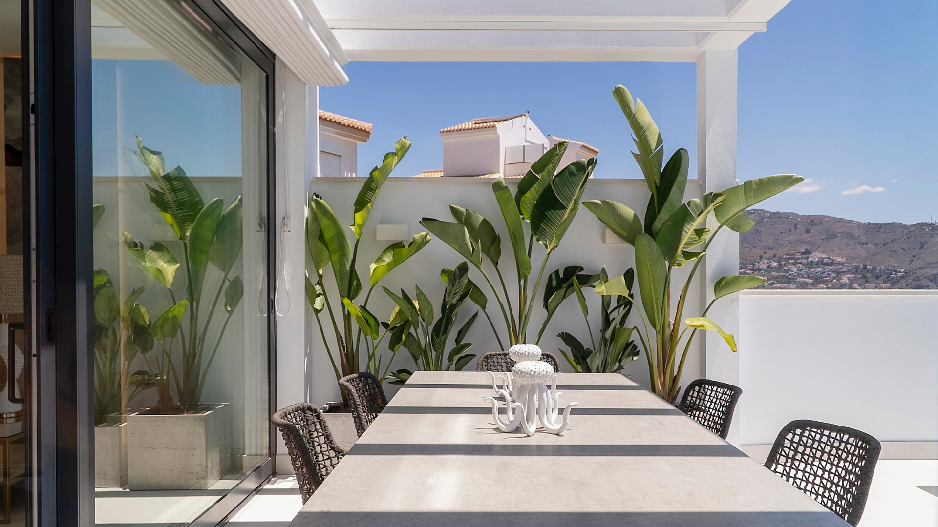 Impressive sky villa with views of the cliffs