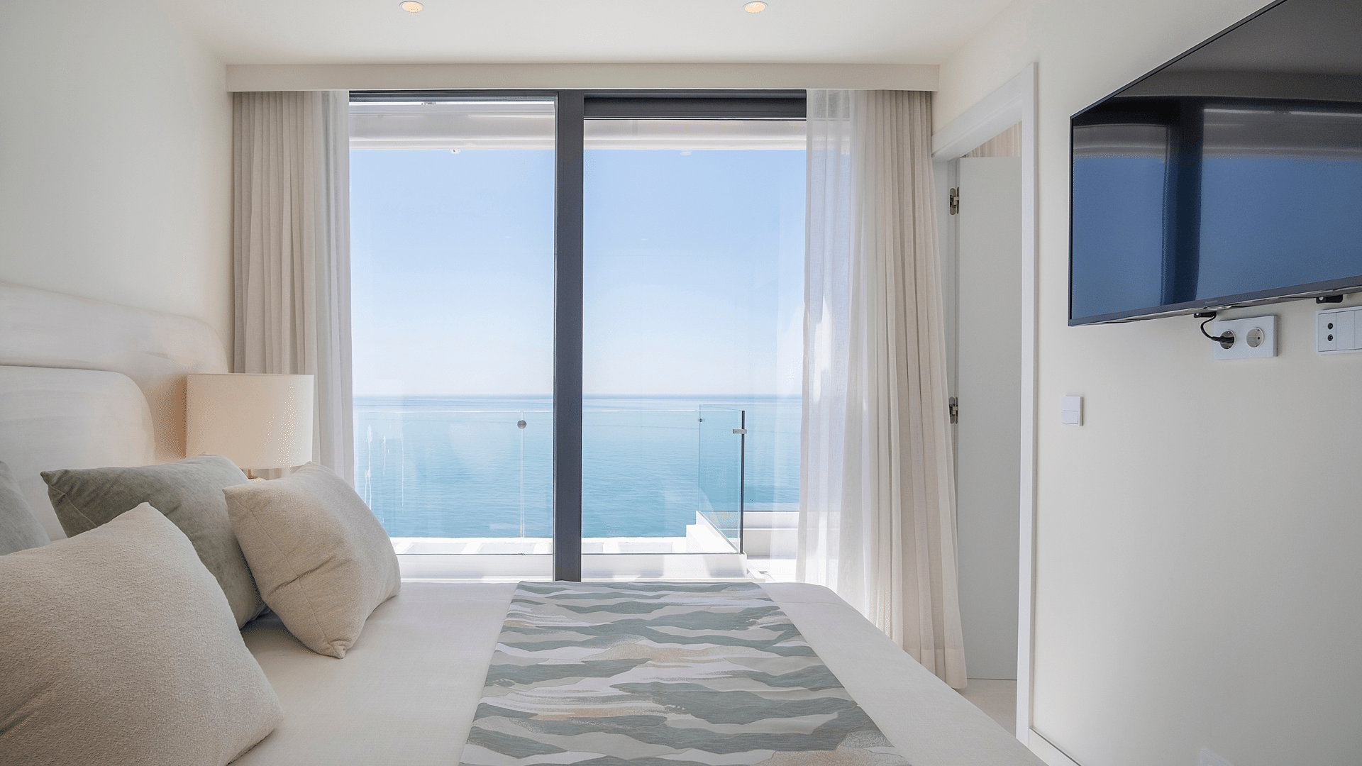 Impressive sky villa with views of the cliffs