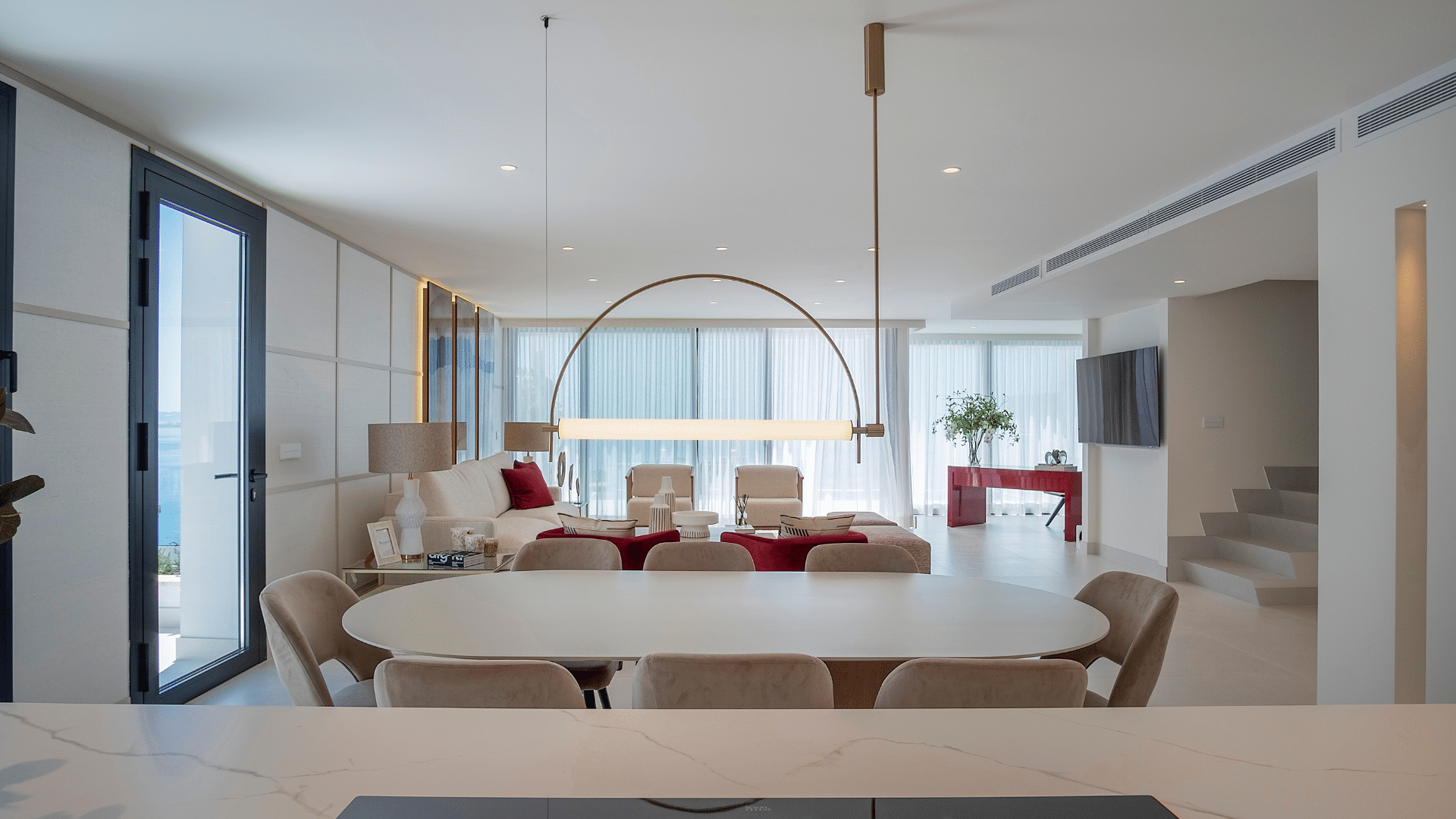 Impressive sky villa with views of the cliffs