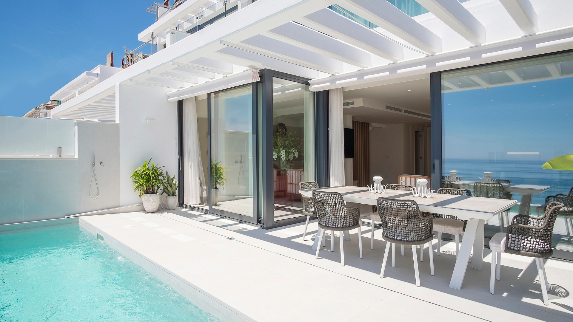 Impressive sky villa with views of the cliffs