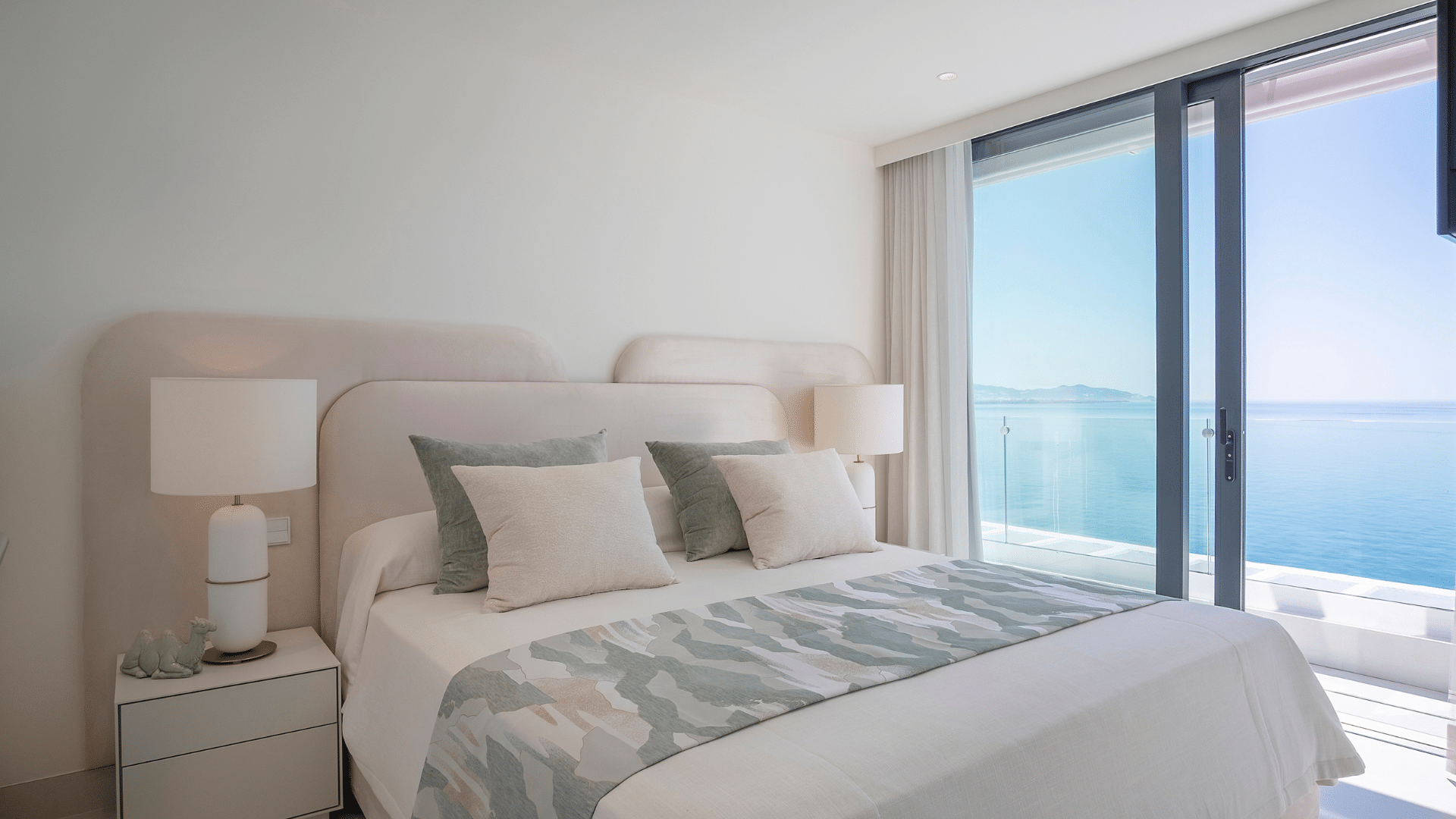 Impressive sky villa with views of the cliffs