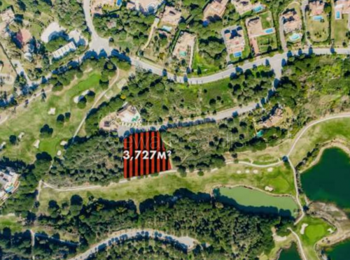 A large plot spanning 3,727 m2 in Almenara. Sotogrande