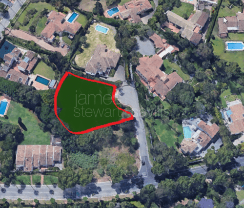 Terreno Distinguido en Reyes y Reinas, Sotogrande Costa, con Proyecto de Villa de Lujo