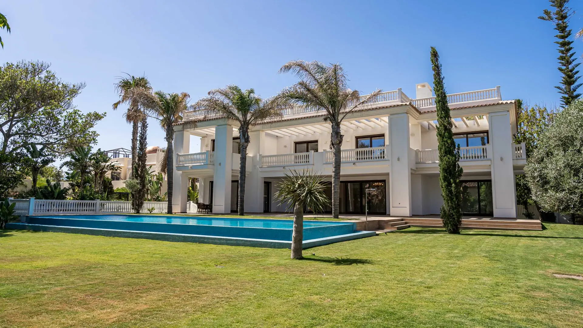 Detached villa with landscaped garden and swimming pool on the New Golden Mile in Estepona