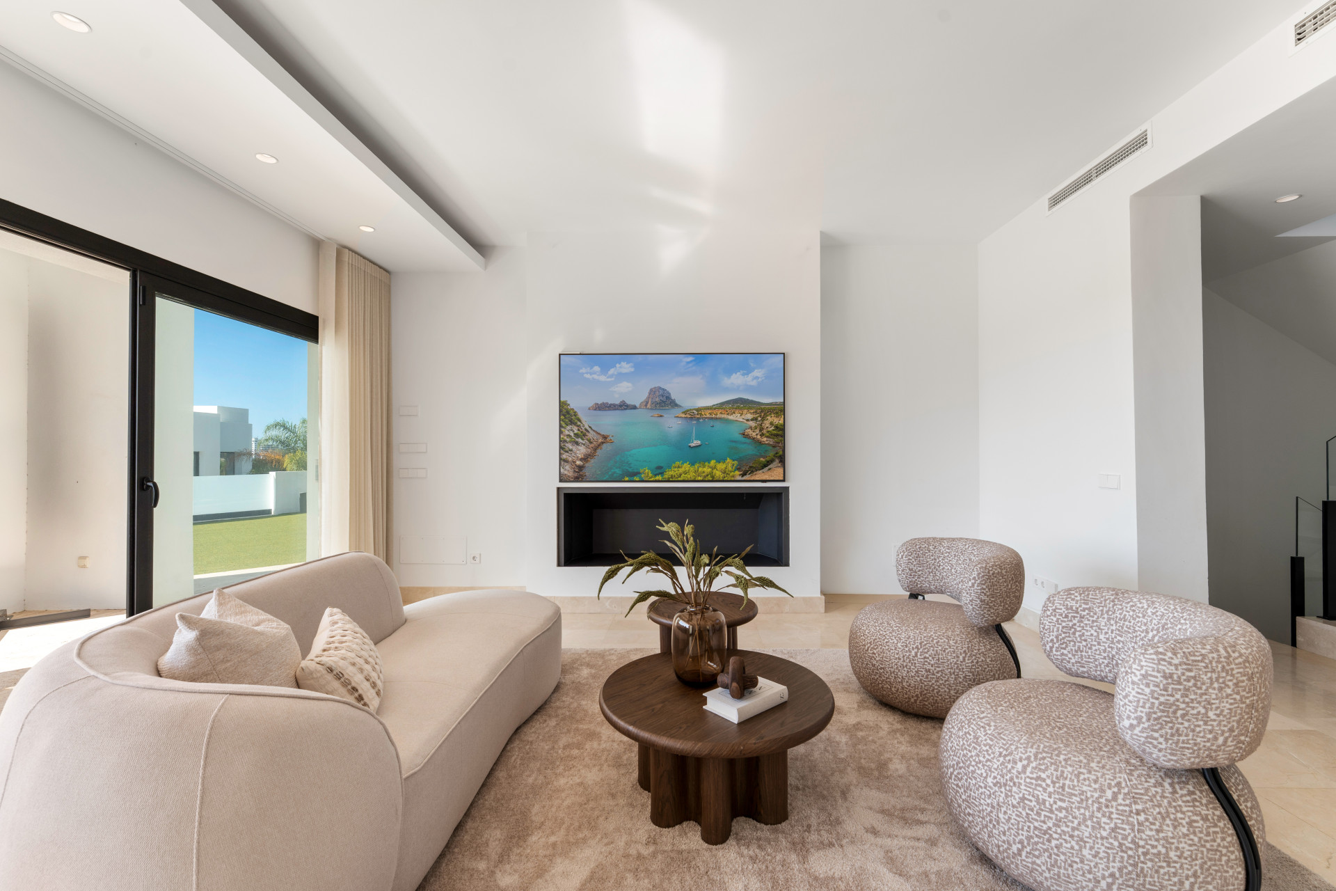 Cozy lounge room featuring a TV mounted on the wall.
