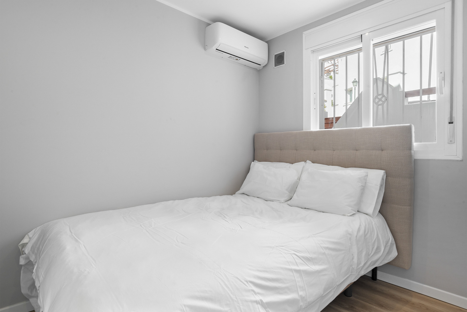 Cozy bedroom with a double bed and natural light.