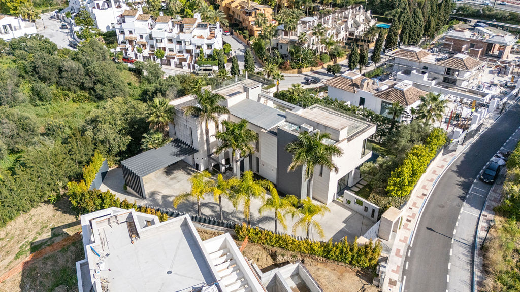 A top-down perspective highlighting the house layout and surrounding streets.