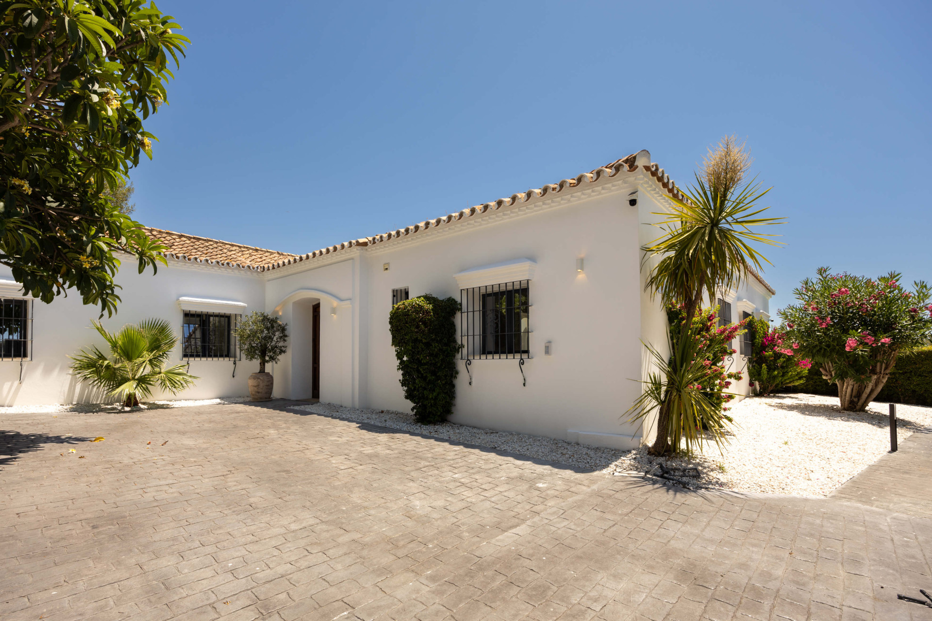 Villa de golf en primera línea en El Paraíso con 4 dormitorios, piscina climatizada de agua salada, parcela orientada al sur y vistas a la montaña
