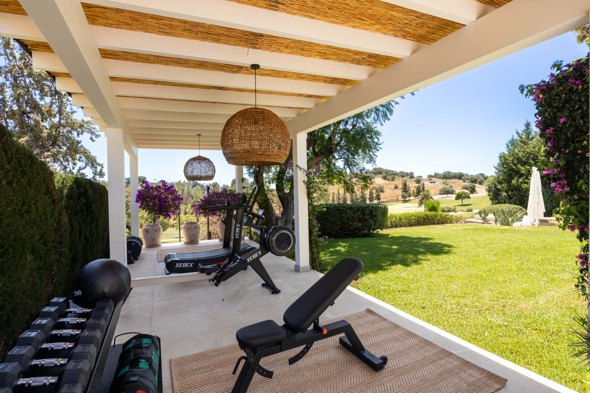 Villa de golf en primera línea en El Paraíso con 4 dormitorios, piscina climatizada de agua salada, parcela orientada al sur y vistas a la montaña