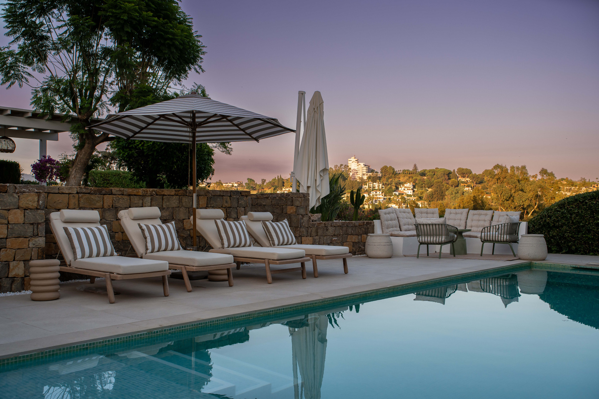 Villa de golf en primera línea en El Paraíso con 4 dormitorios, piscina climatizada de agua salada, parcela orientada al sur y vistas a la montaña