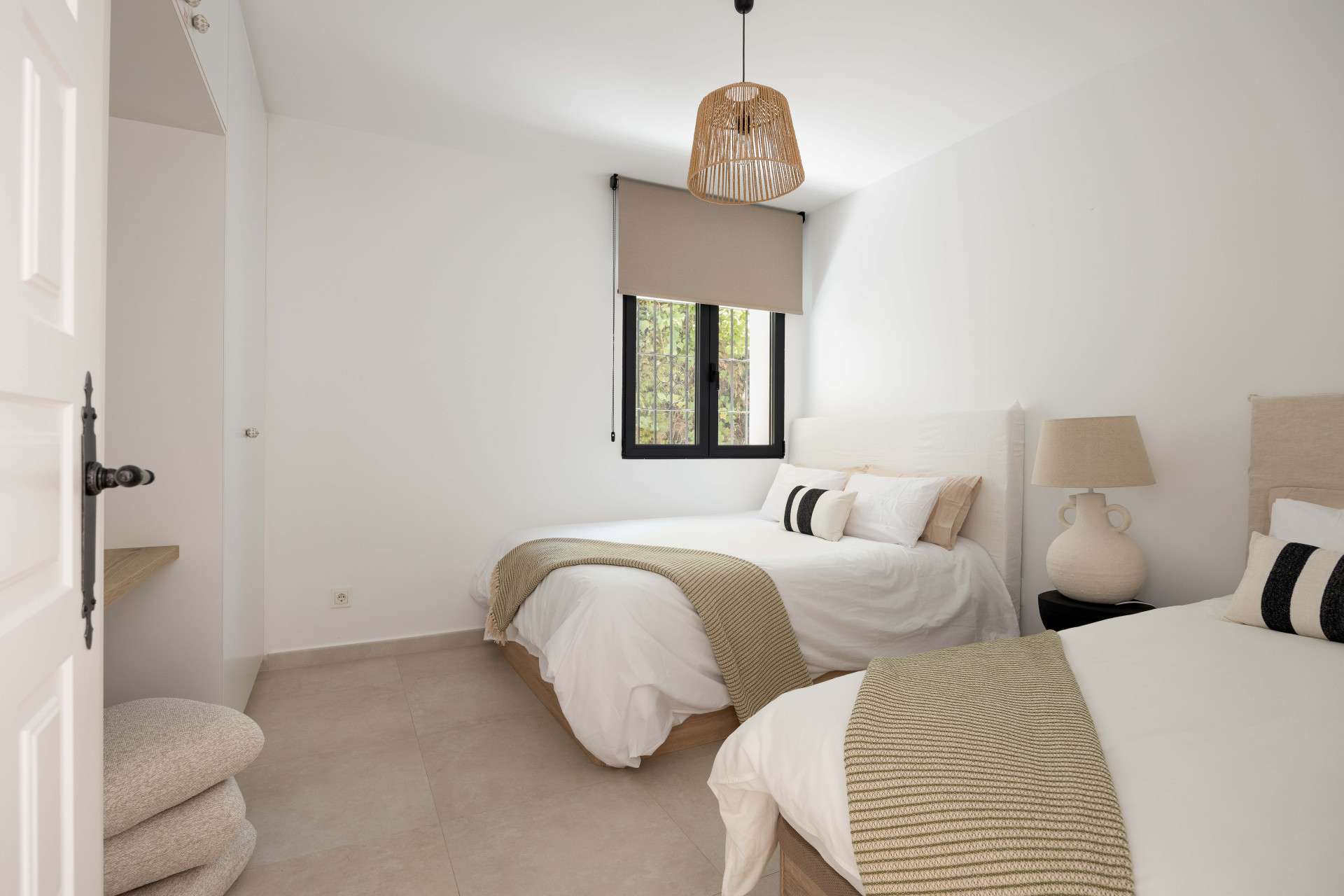Villa de golf en primera línea en El Paraíso con 4 dormitorios, piscina climatizada de agua salada, parcela orientada al sur y vistas a la montaña