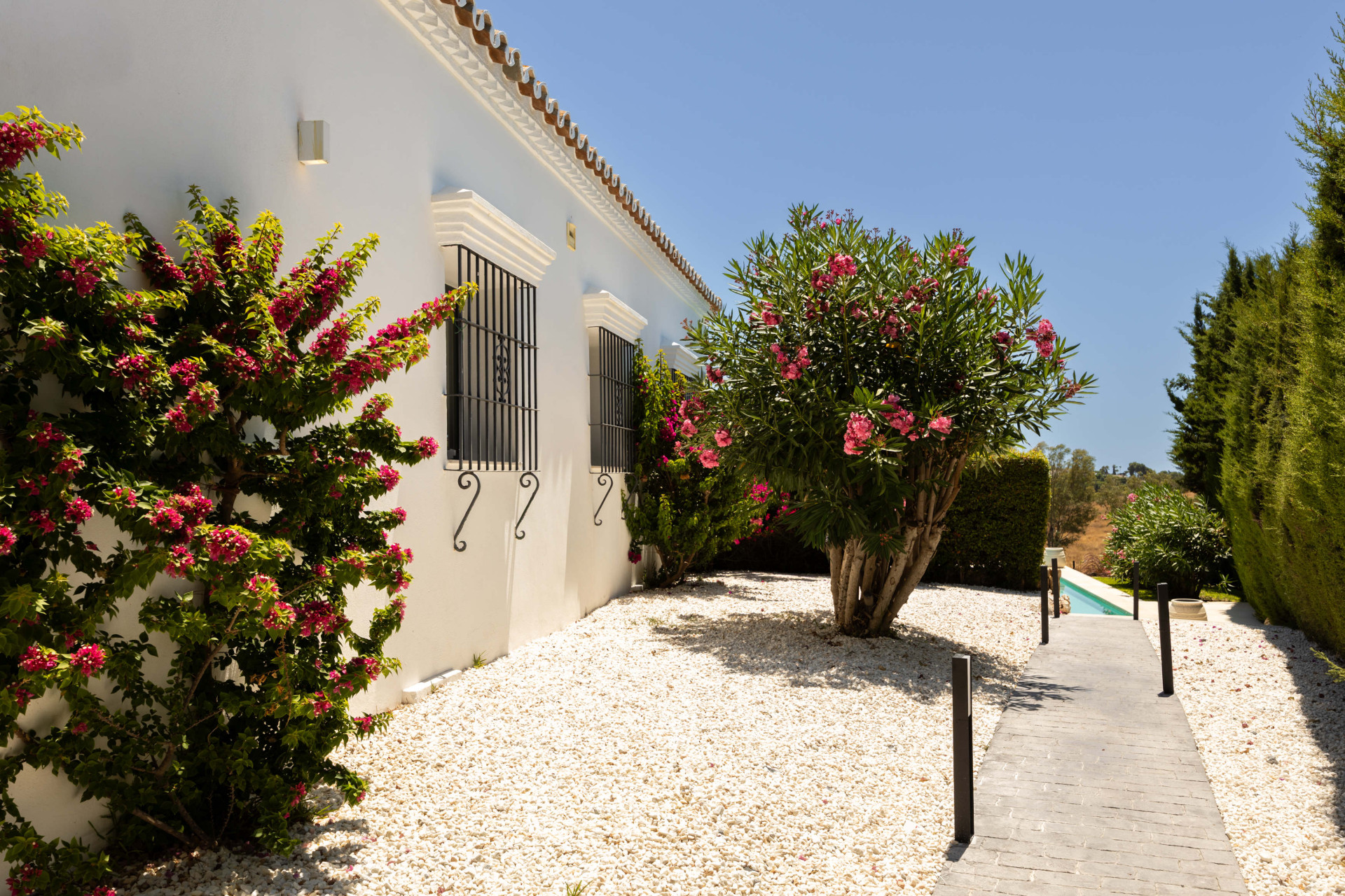 Villa de golf en primera línea en El Paraíso con 4 dormitorios, piscina climatizada de agua salada, parcela orientada al sur y vistas a la montaña