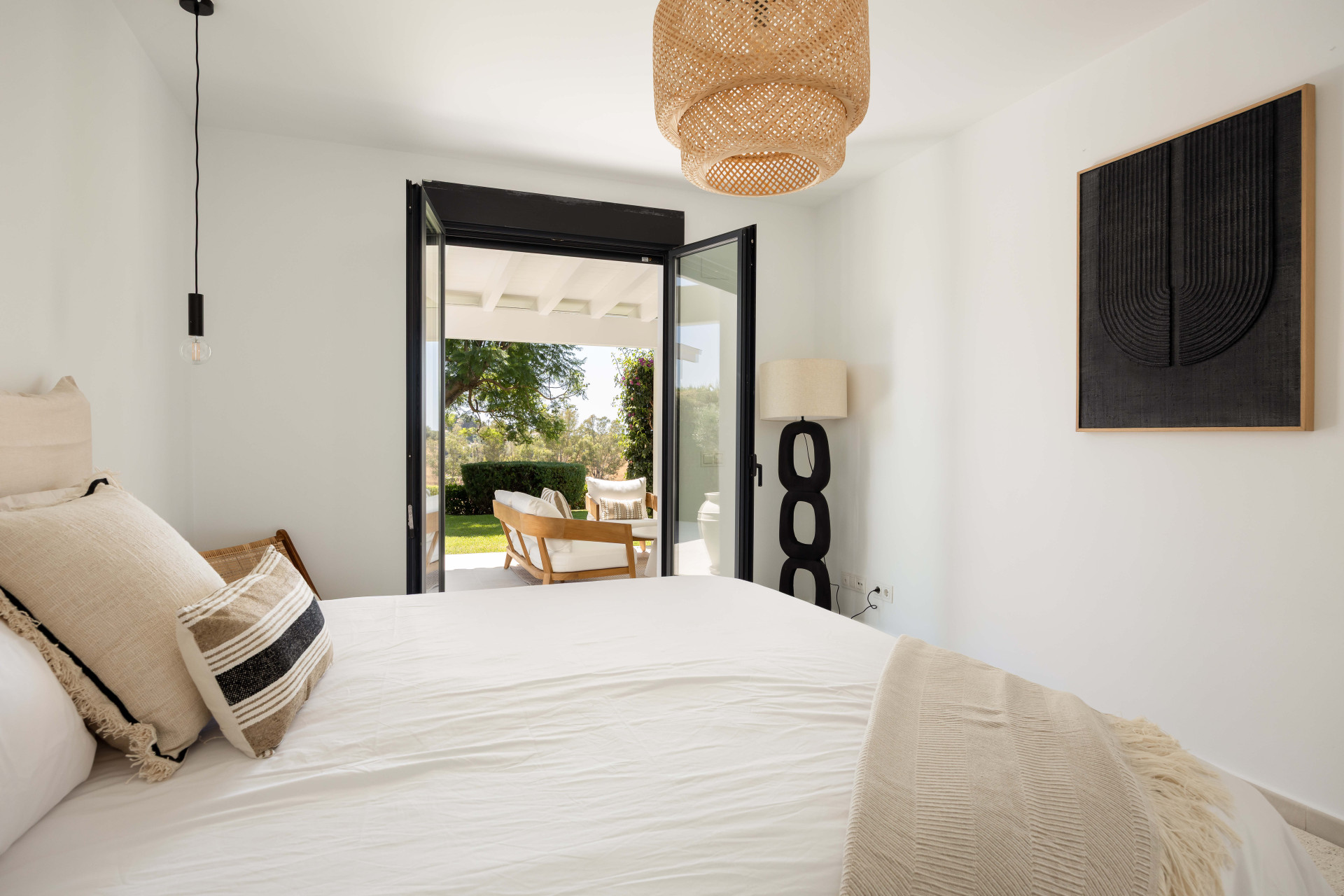 Villa de golf en primera línea en El Paraíso con 4 dormitorios, piscina climatizada de agua salada, parcela orientada al sur y vistas a la montaña