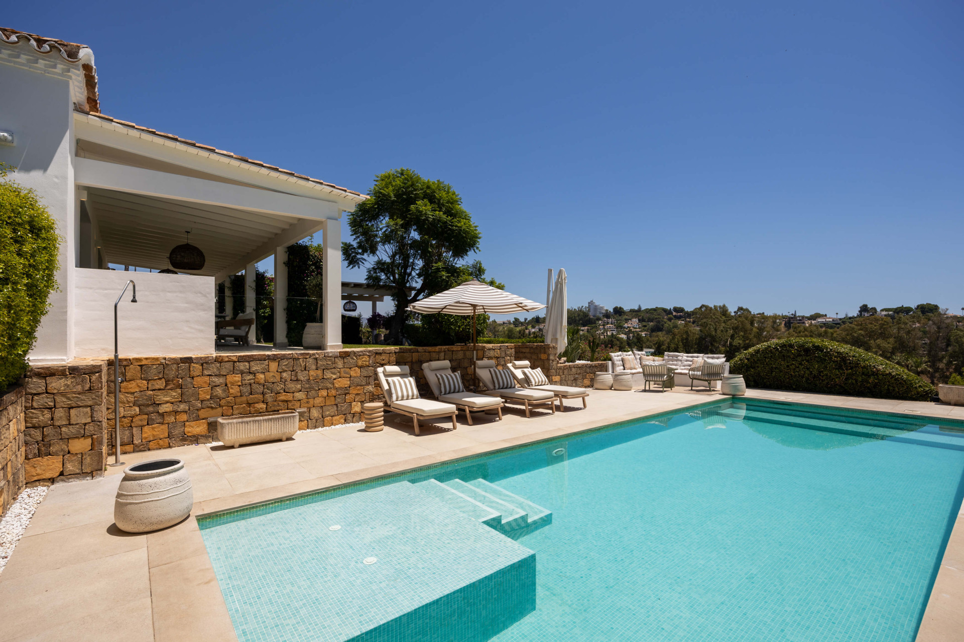 Villa de golf en primera línea en El Paraíso con 4 dormitorios, piscina climatizada de agua salada, parcela orientada al sur y vistas a la montaña