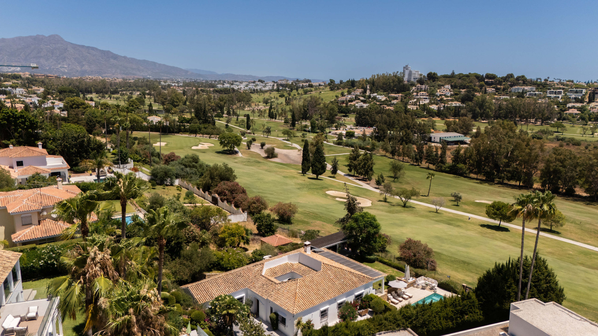 Villa de golf en primera línea en El Paraíso con 4 dormitorios, piscina climatizada de agua salada, parcela orientada al sur y vistas a la montaña