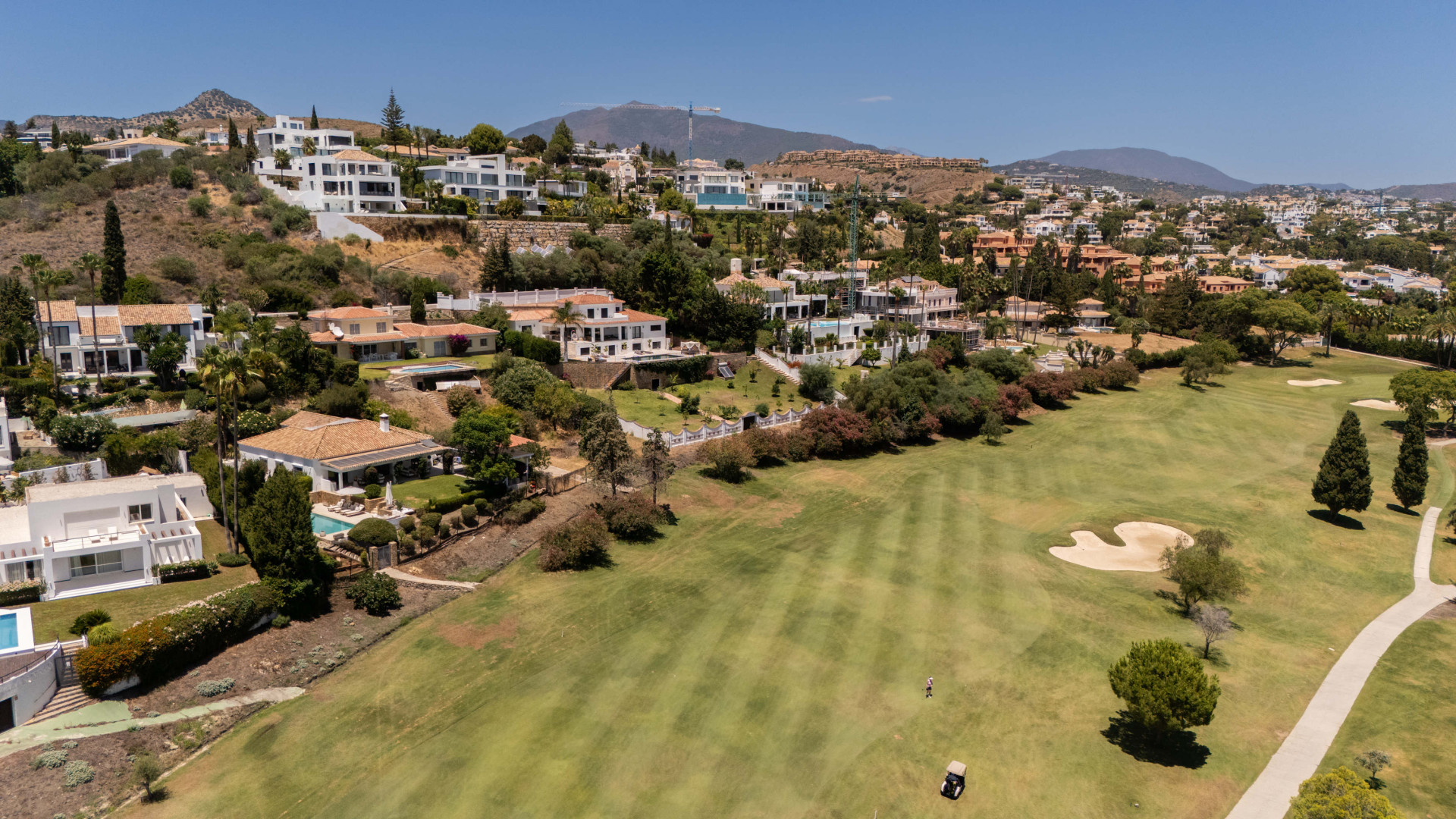 Villa de golf en primera línea en El Paraíso con 4 dormitorios, piscina climatizada de agua salada, parcela orientada al sur y vistas a la montaña