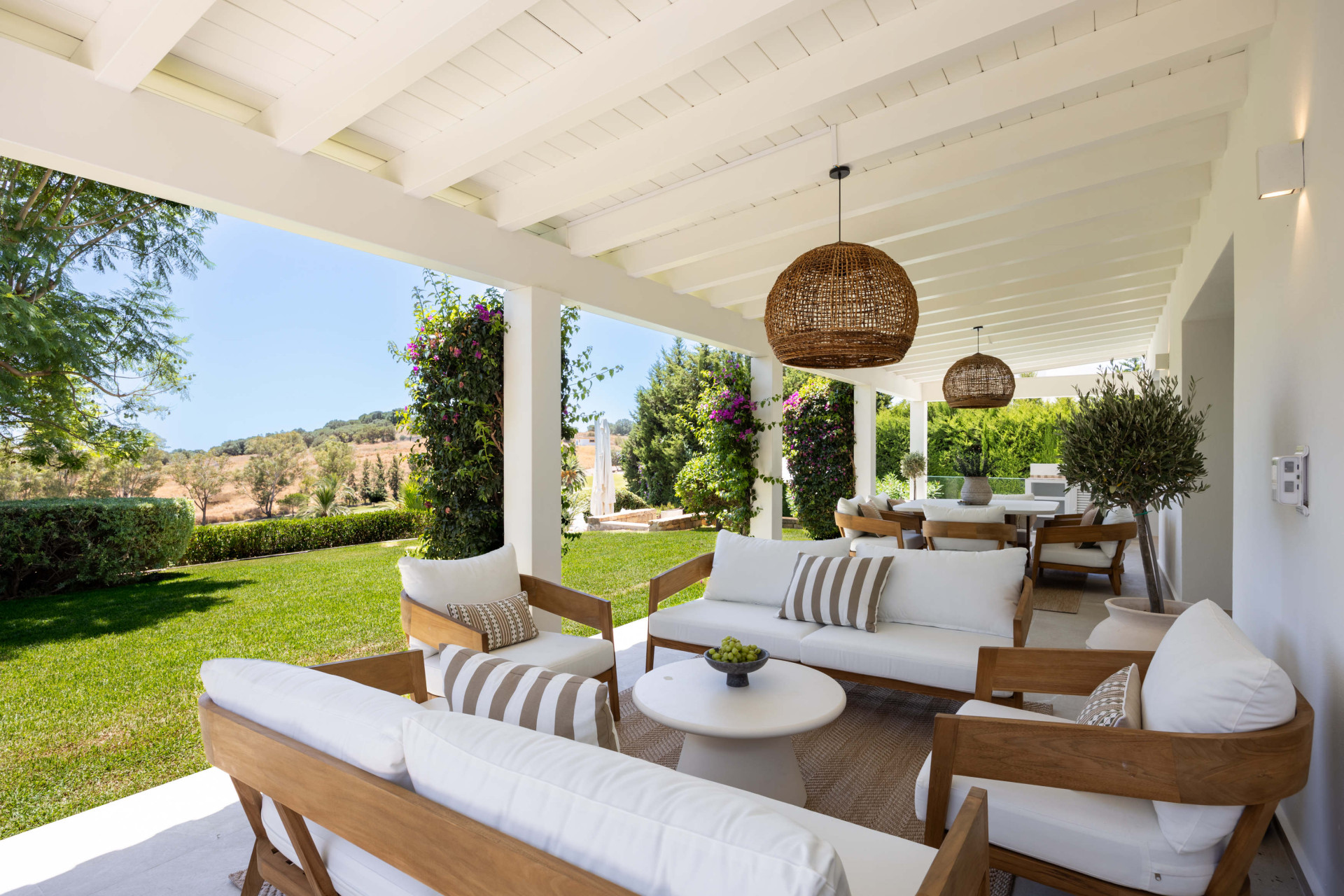 Villa de golf en primera línea en El Paraíso con 4 dormitorios, piscina climatizada de agua salada, parcela orientada al sur y vistas a la montaña