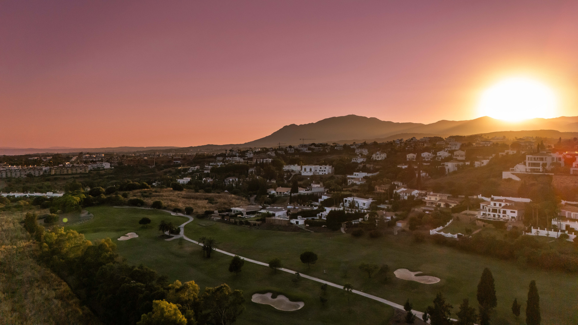 Villa de golf en primera línea en El Paraíso con 4 dormitorios, piscina climatizada de agua salada, parcela orientada al sur y vistas a la montaña