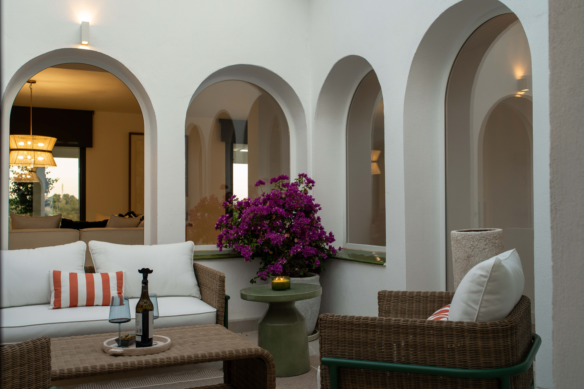 Villa de golf en primera línea en El Paraíso con 4 dormitorios, piscina climatizada de agua salada, parcela orientada al sur y vistas a la montaña