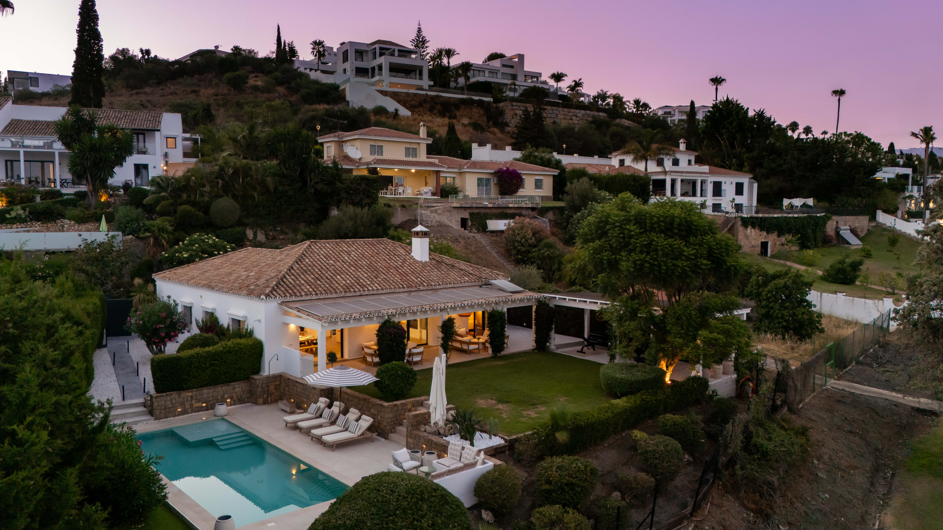 Villa de golf en primera línea en El Paraíso con 4 dormitorios, piscina climatizada de agua salada, parcela orientada al sur y vistas a la montaña