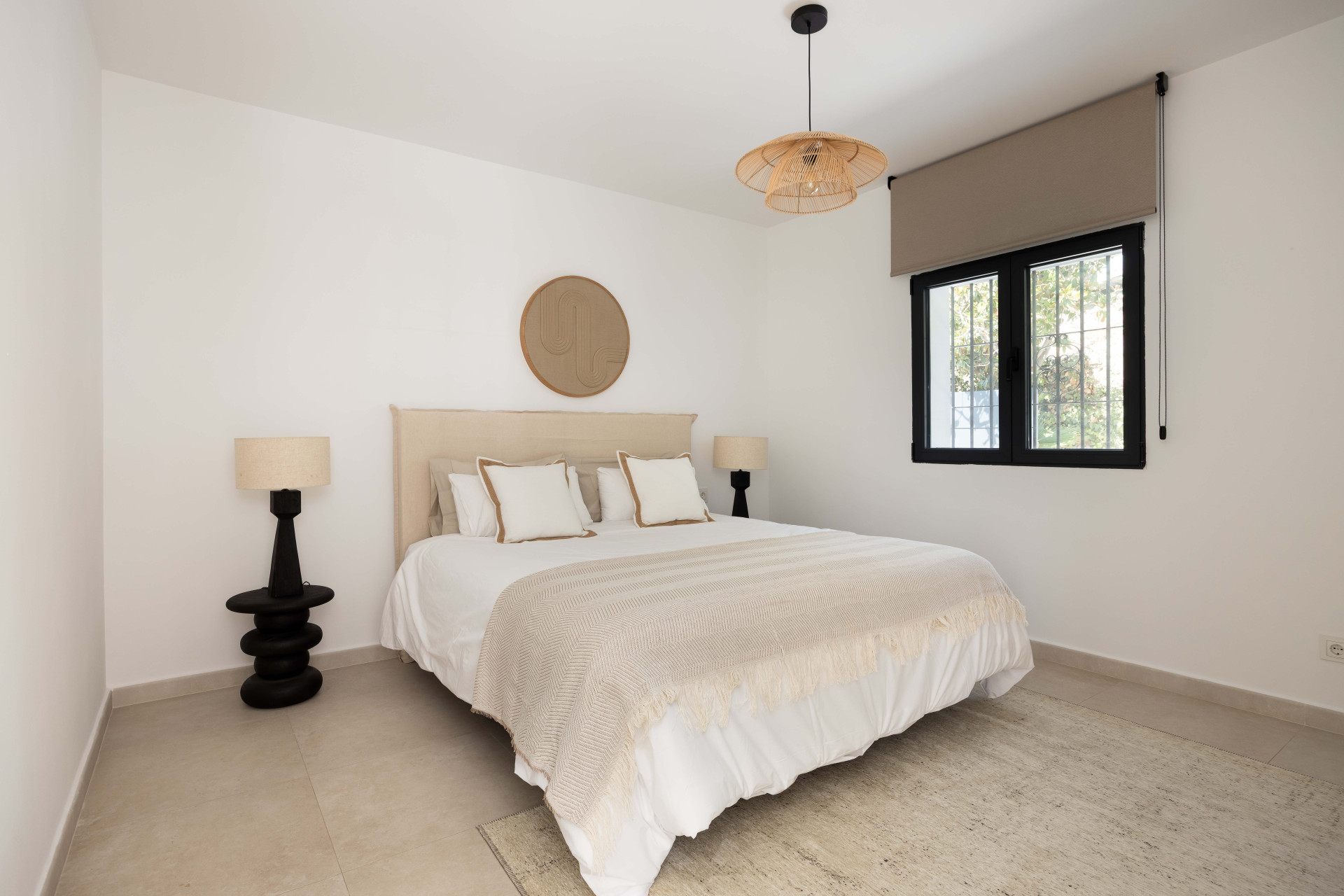 Villa de golf en primera línea en El Paraíso con 4 dormitorios, piscina climatizada de agua salada, parcela orientada al sur y vistas a la montaña