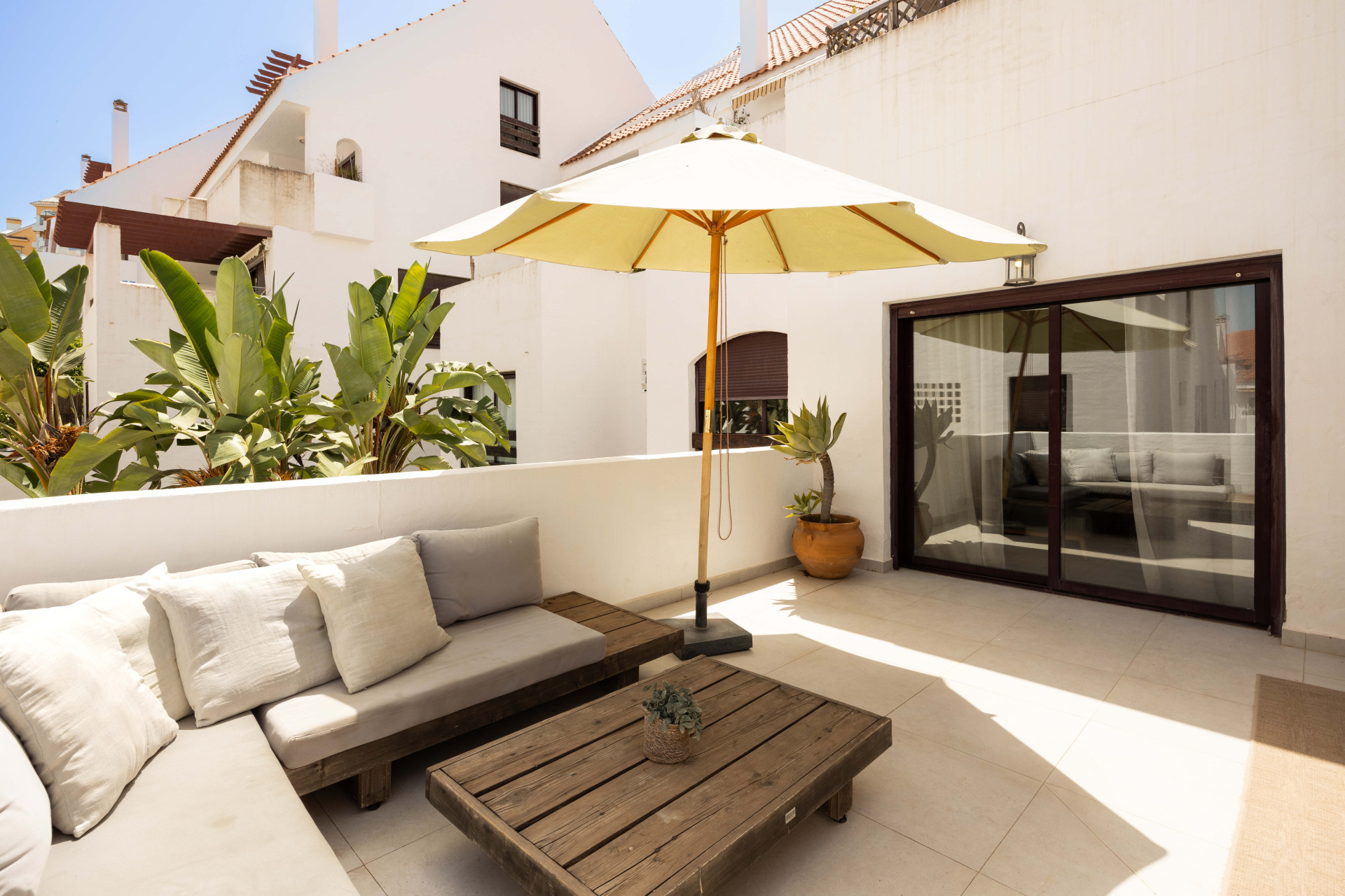 Luxury 3-bedroom apartment in Nueva Andalucía, close to the beach with sea views