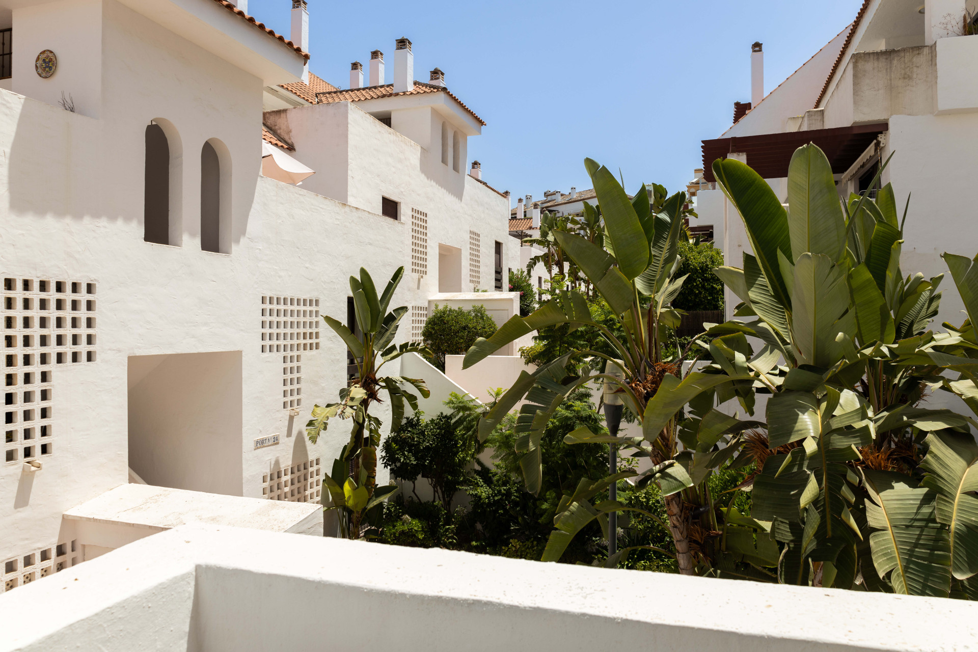 Luxury 3-bedroom apartment in Nueva Andalucía, close to the beach with sea views