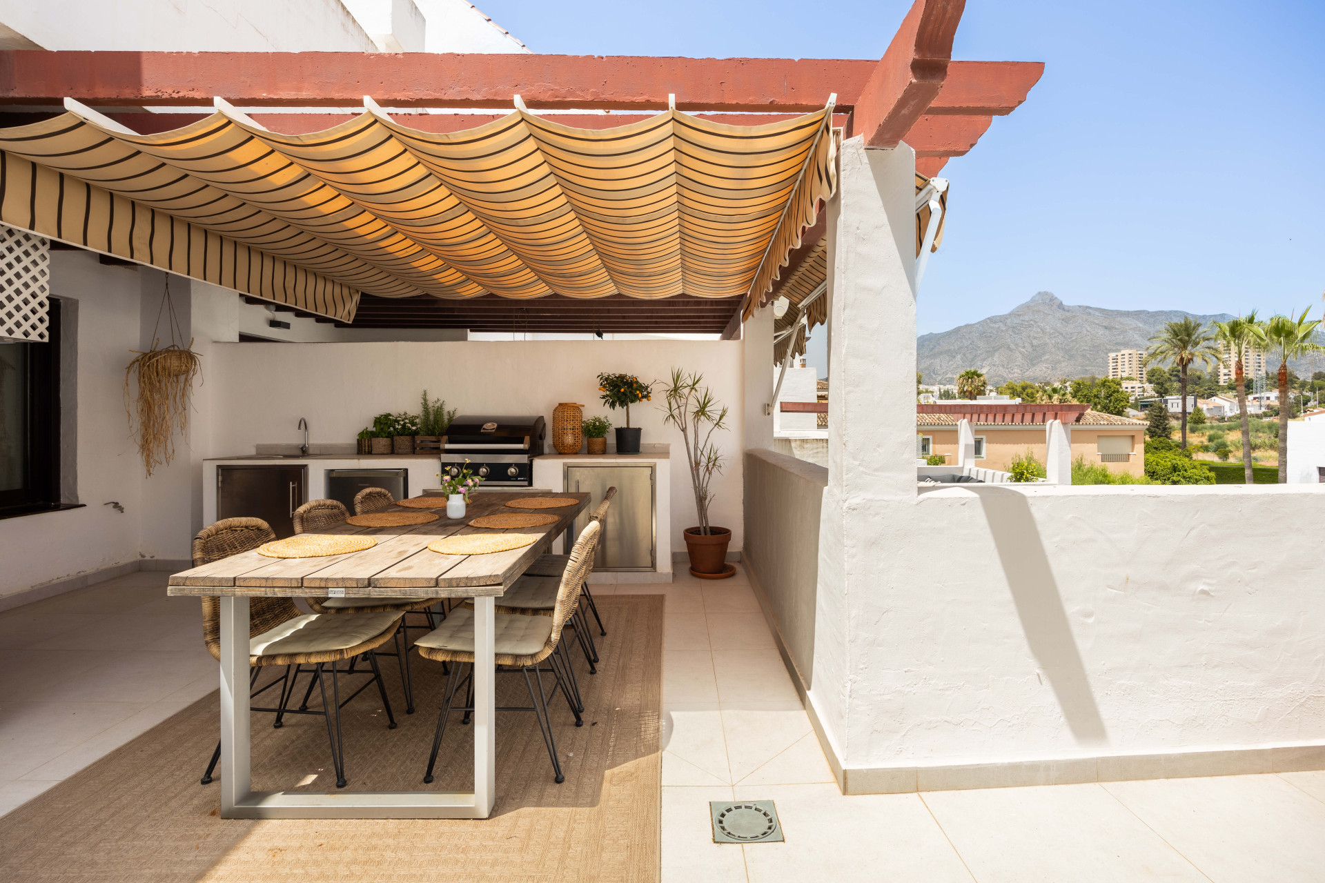 Luxury 3-bedroom apartment in Nueva Andalucía, close to the beach with sea views