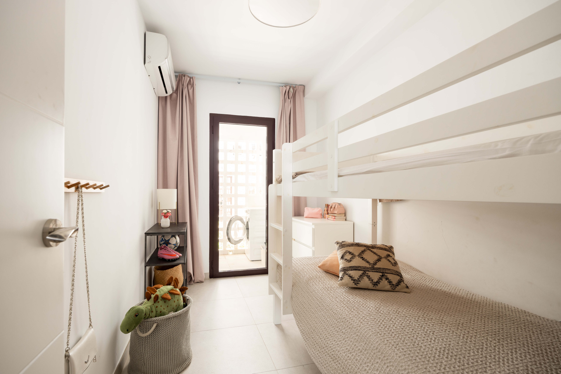 Luxury 3-bedroom apartment in Nueva Andalucía, close to the beach with sea views