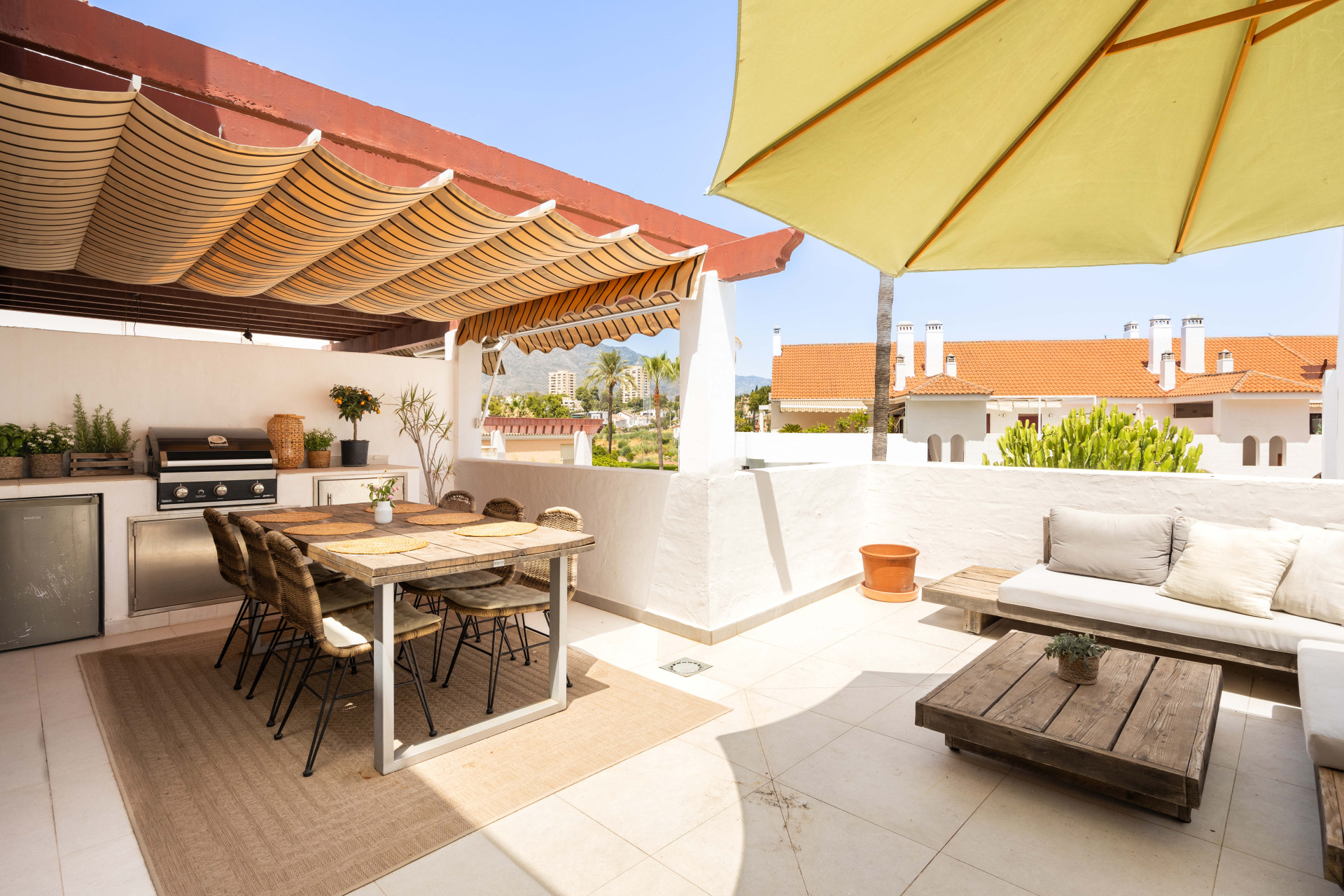 Luxury 3-bedroom apartment in Nueva Andalucía, close to the beach with sea views