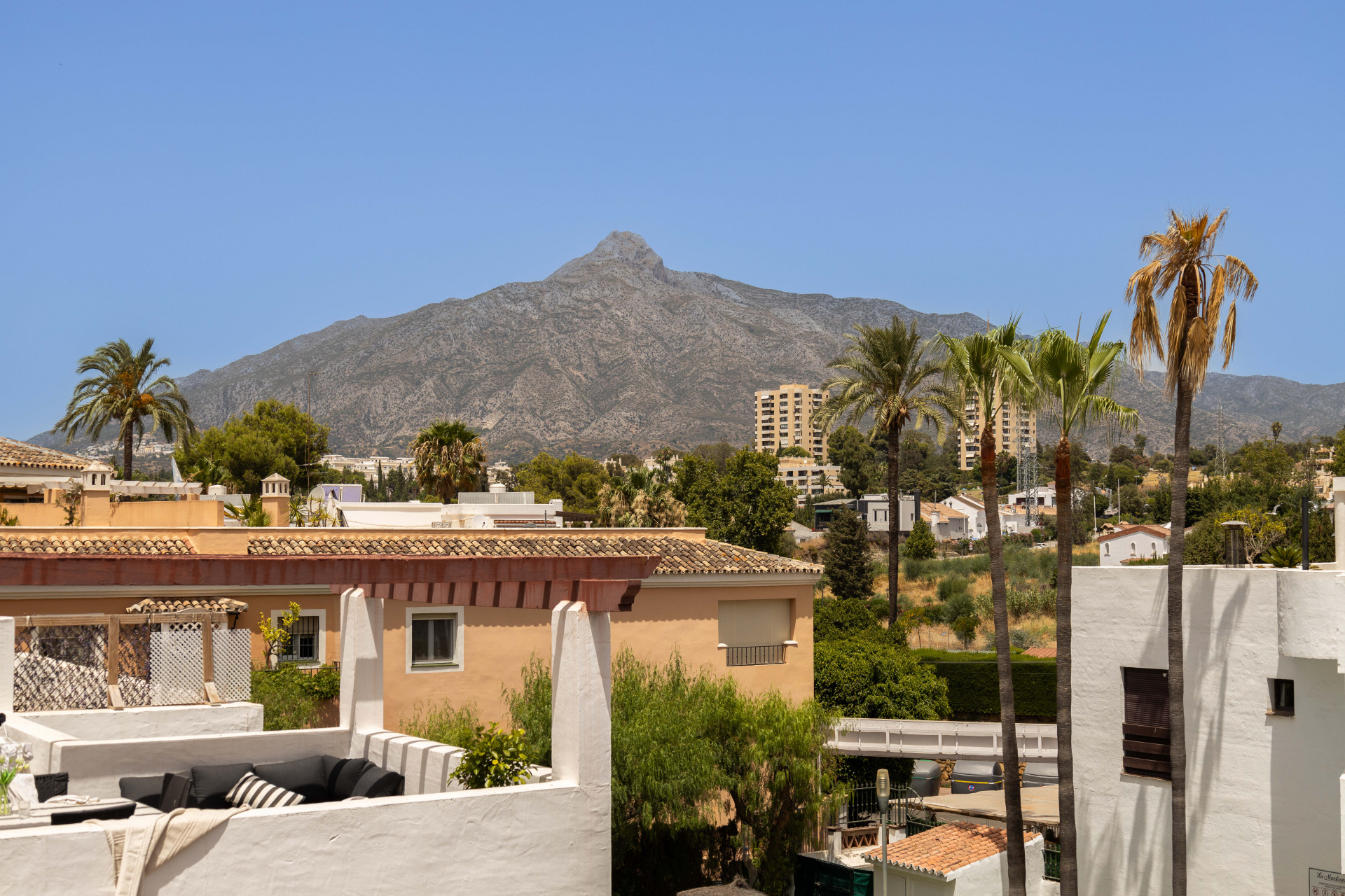 Luxury 3-bedroom apartment in Nueva Andalucía, close to the beach with sea views