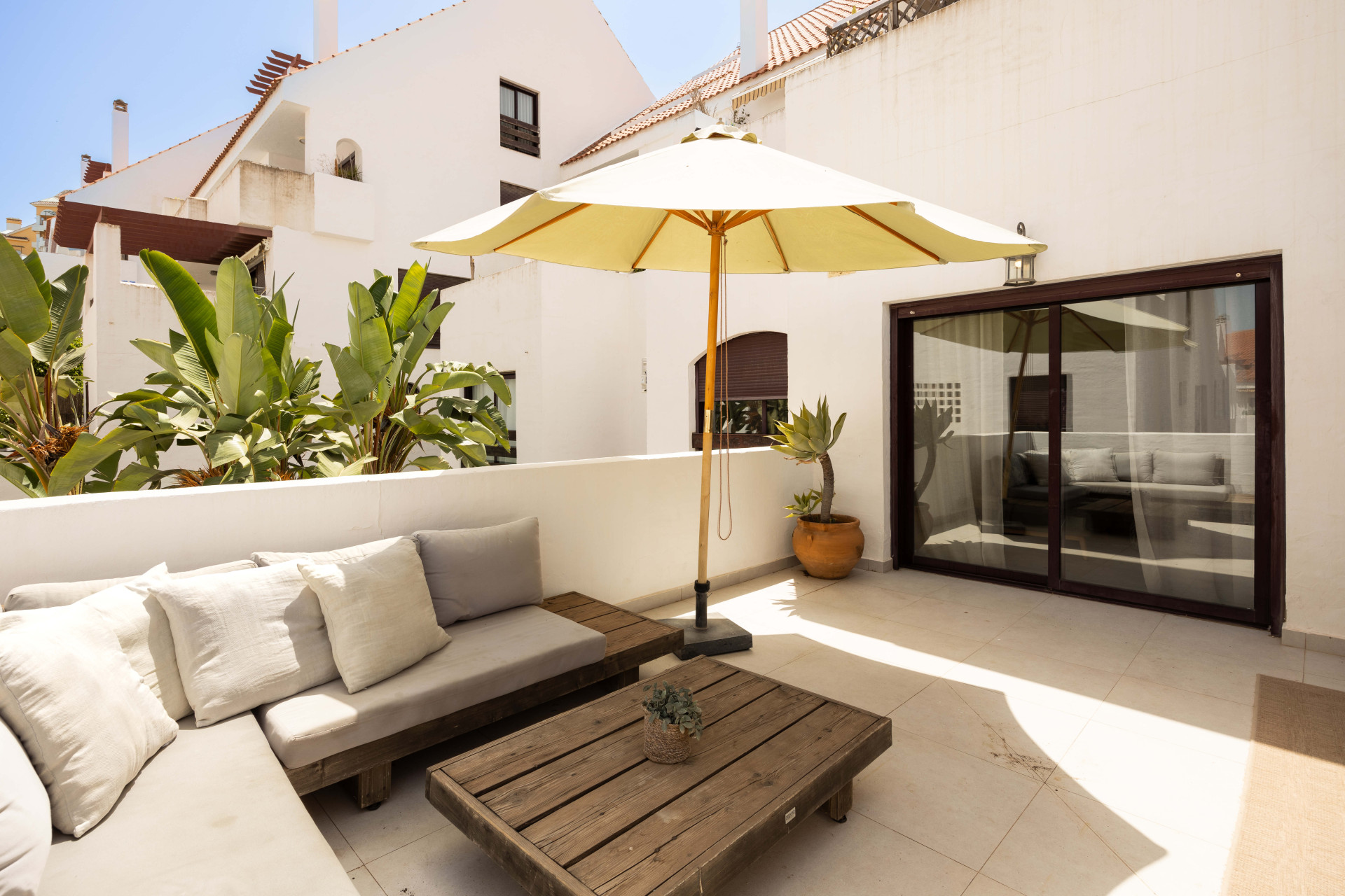 Luxury 3-bedroom apartment in Nueva Andalucía, close to the beach with sea views