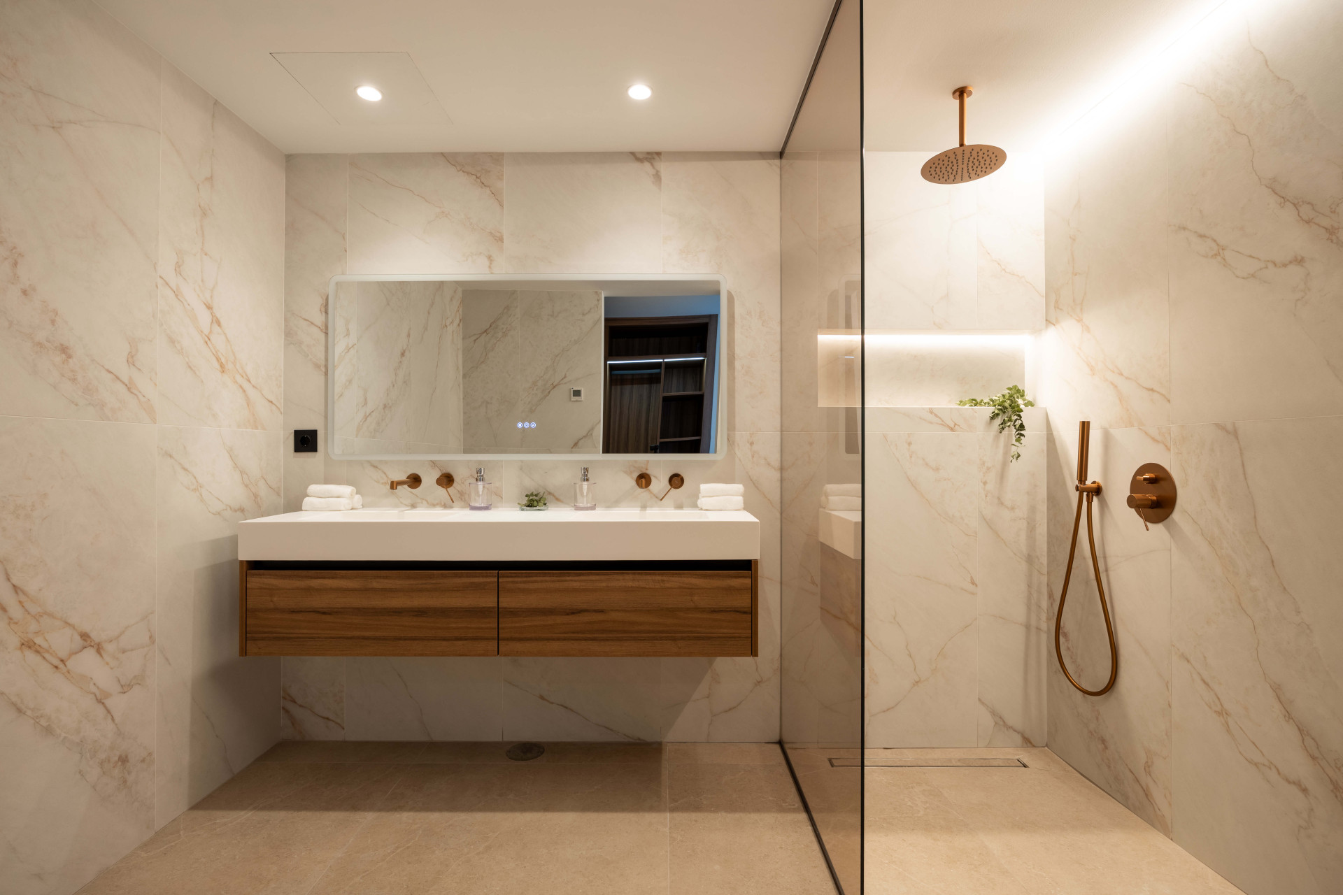 Luxury Ground Floor Apartment in Les Belvederes, Nueva Andalucía