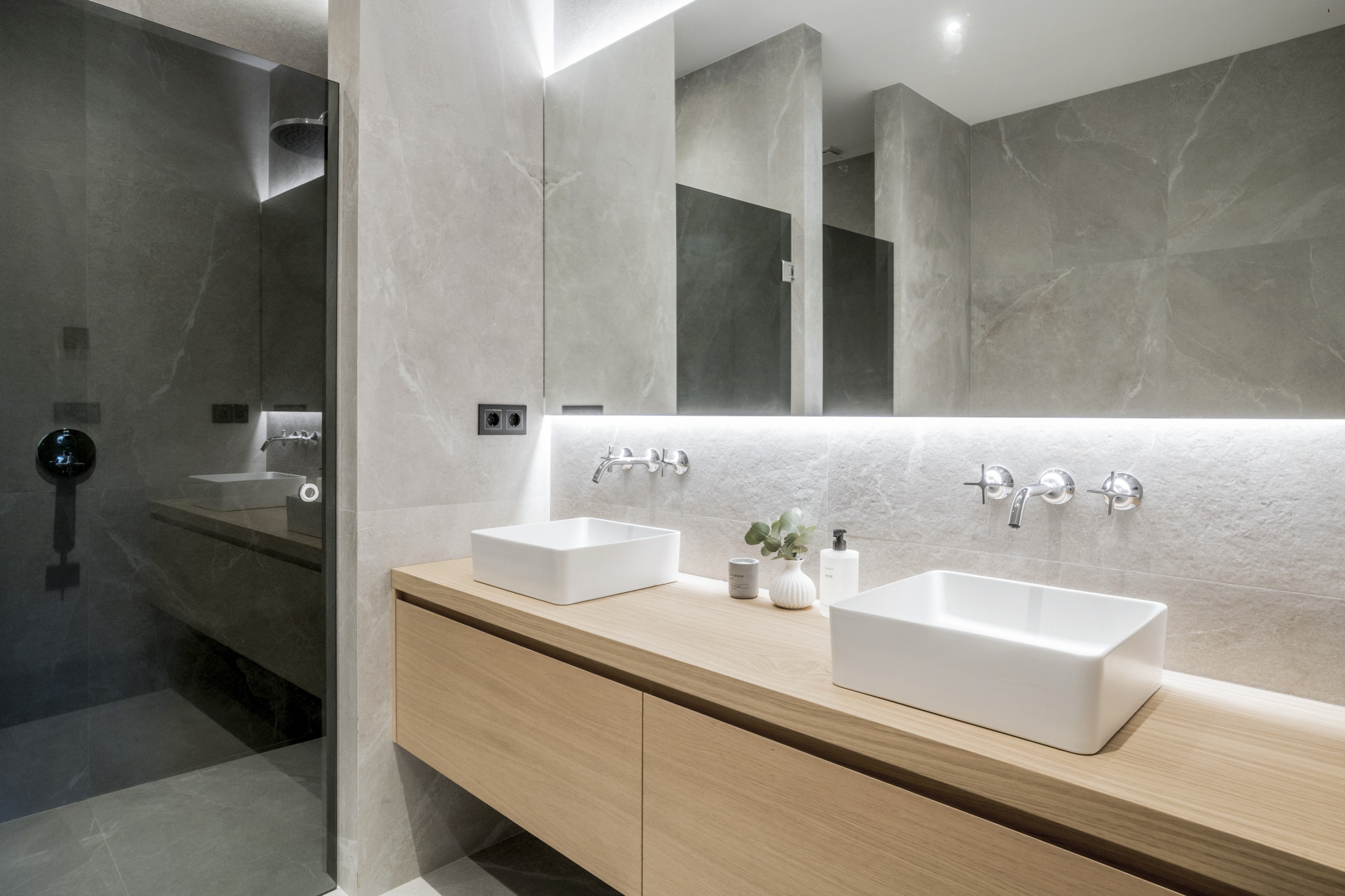 Situado en uno de los enclaves residenciales más escondidos y seguros de Marbella, este apartamento ofrece una rara combinación de diseño refinado y privacidad excepcional.