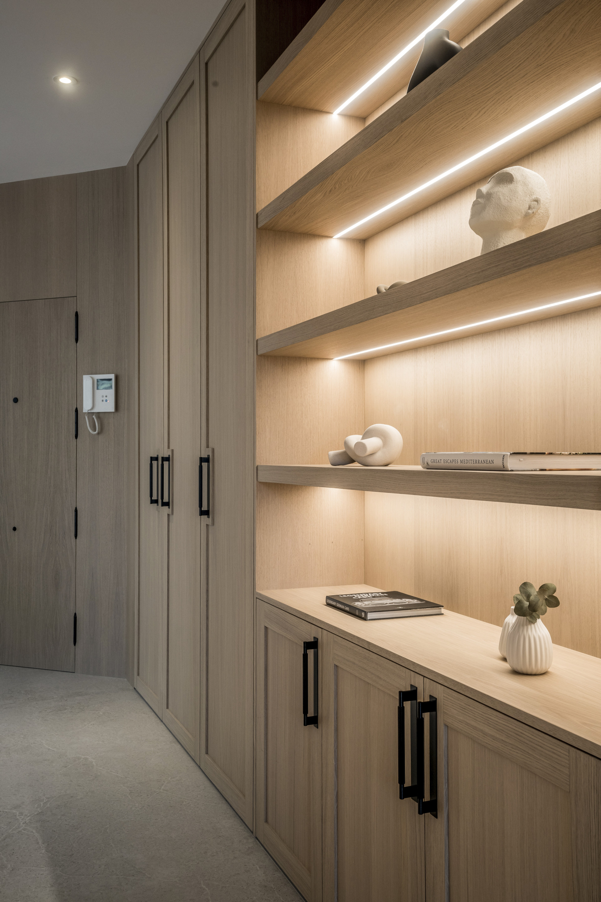 Situado en uno de los enclaves residenciales más escondidos y seguros de Marbella, este apartamento ofrece una rara combinación de diseño refinado y privacidad excepcional.