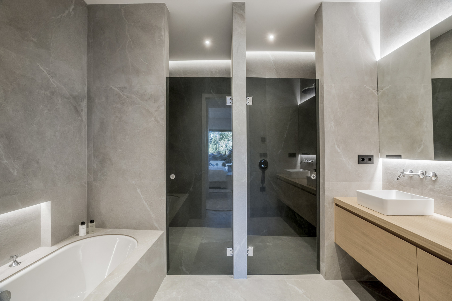 Situado en uno de los enclaves residenciales más escondidos y seguros de Marbella, este apartamento ofrece una rara combinación de diseño refinado y privacidad excepcional.