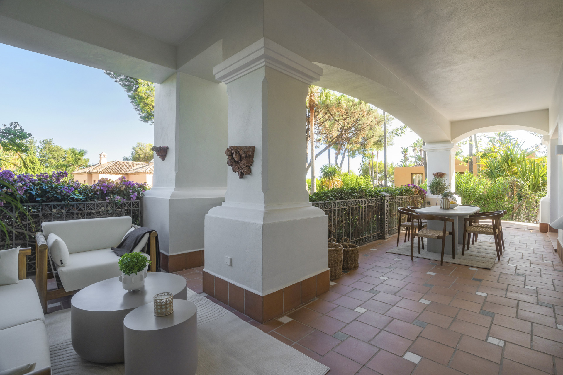 Situado en uno de los enclaves residenciales más escondidos y seguros de Marbella, este apartamento ofrece una rara combinación de diseño refinado y privacidad excepcional.