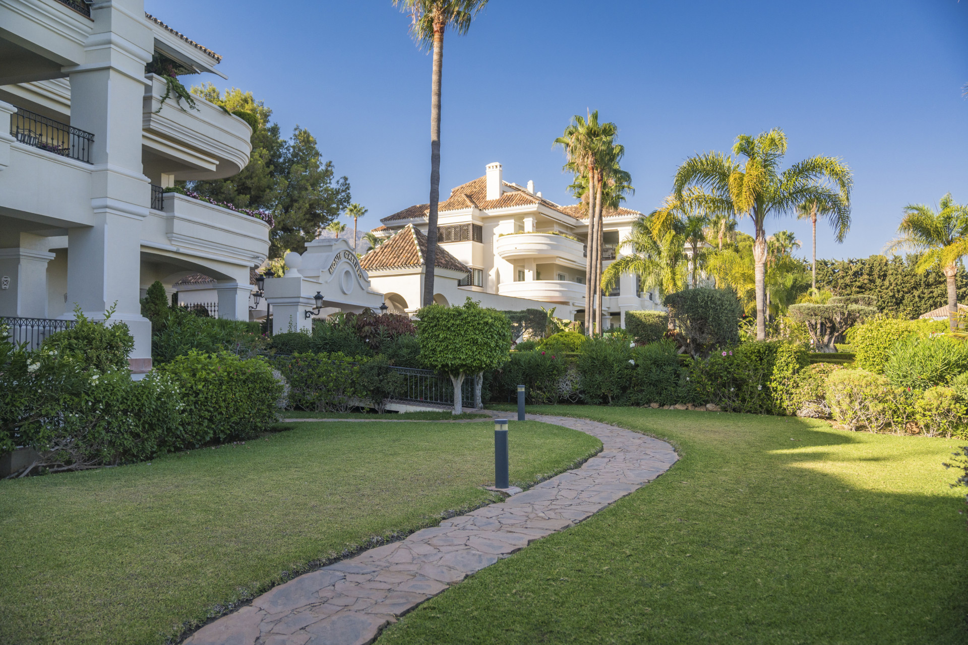 Situado en uno de los enclaves residenciales más escondidos y seguros de Marbella, este apartamento ofrece una rara combinación de diseño refinado y privacidad excepcional.