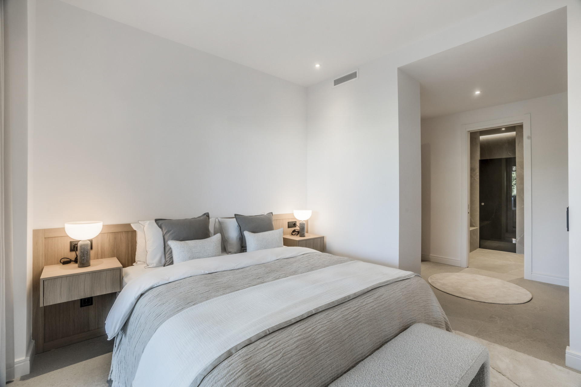 Situado en uno de los enclaves residenciales más escondidos y seguros de Marbella, este apartamento ofrece una rara combinación de diseño refinado y privacidad excepcional.