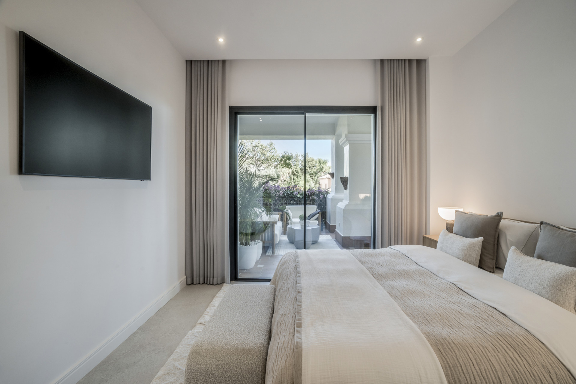 Situado en uno de los enclaves residenciales más escondidos y seguros de Marbella, este apartamento ofrece una rara combinación de diseño refinado y privacidad excepcional.
