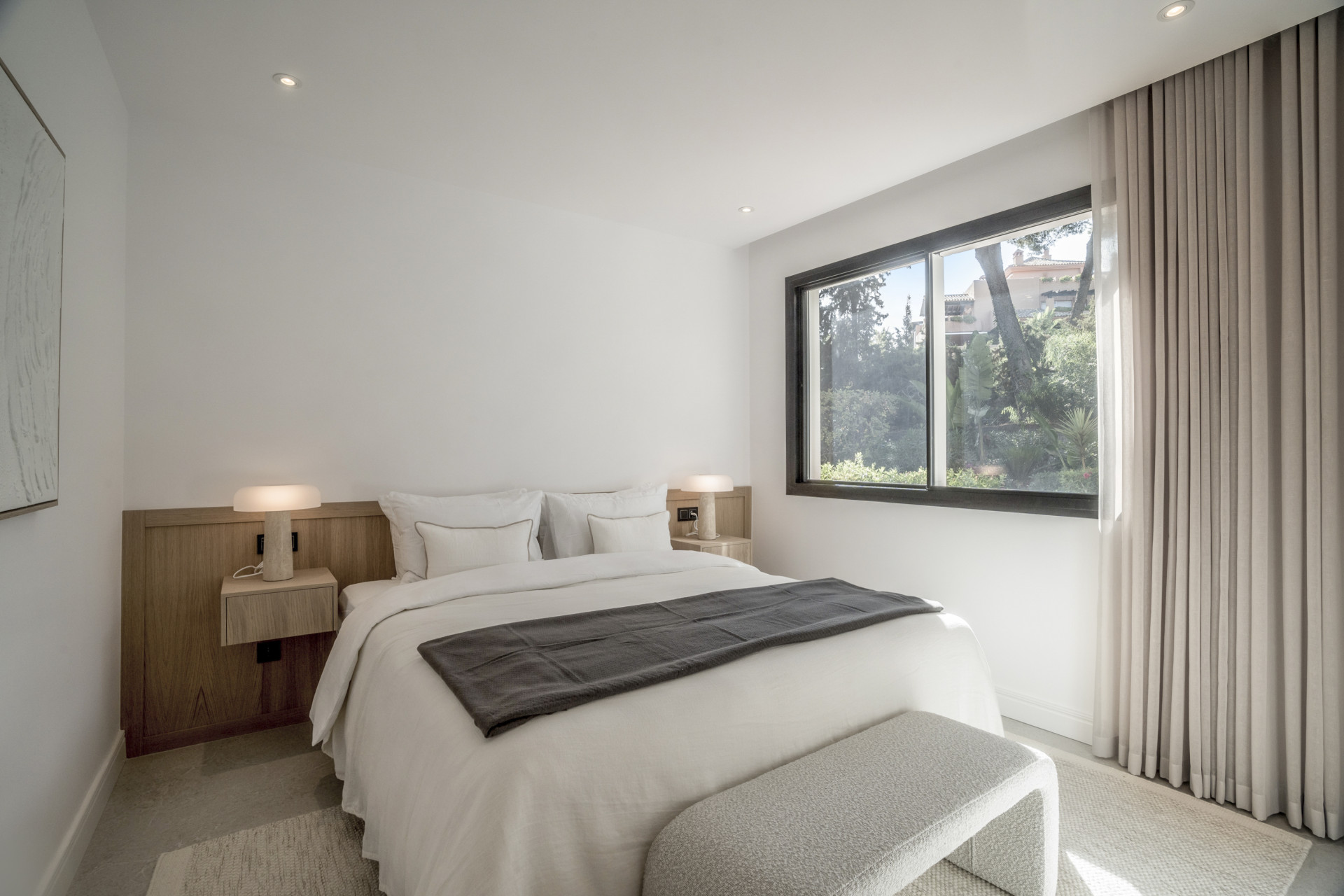 Situado en uno de los enclaves residenciales más escondidos y seguros de Marbella, este apartamento ofrece una rara combinación de diseño refinado y privacidad excepcional.