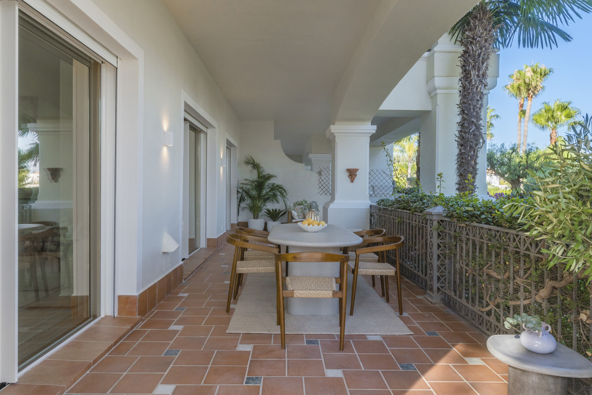Situado en uno de los enclaves residenciales más escondidos y seguros de Marbella, este apartamento ofrece una rara combinación de diseño refinado y privacidad excepcional.