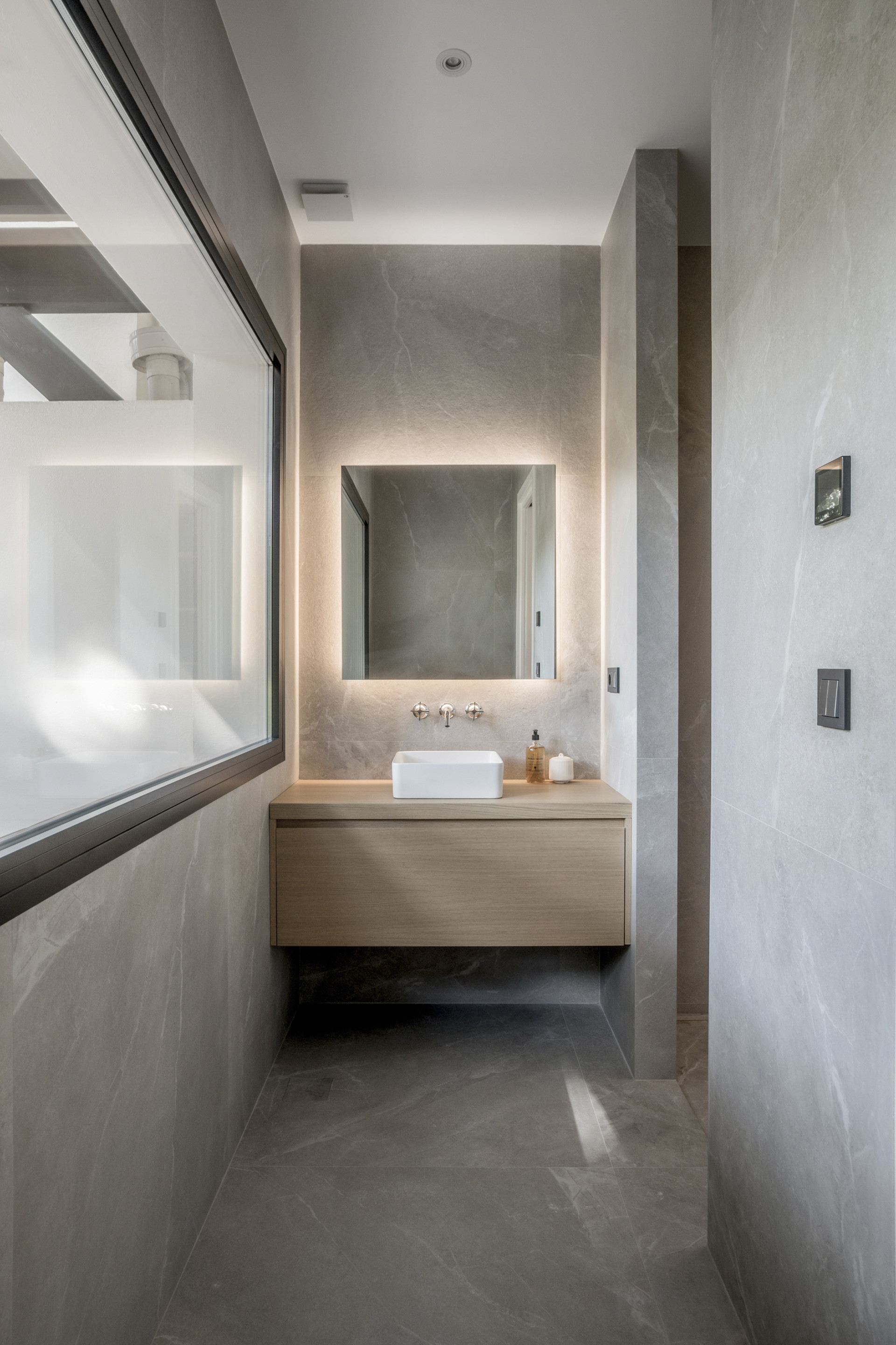 Situado en uno de los enclaves residenciales más escondidos y seguros de Marbella, este apartamento ofrece una rara combinación de diseño refinado y privacidad excepcional.