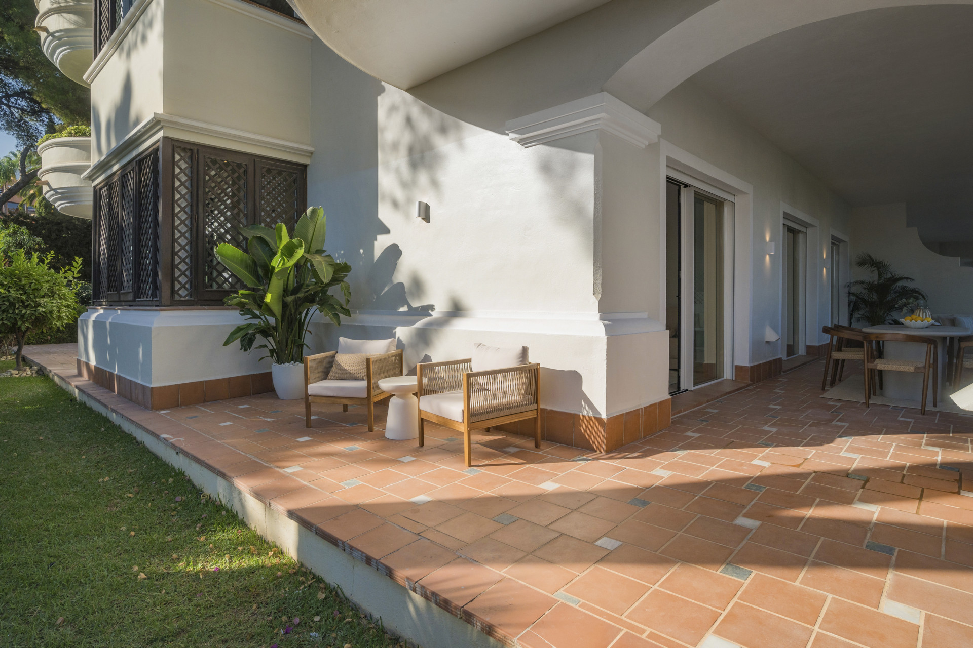 Situado en uno de los enclaves residenciales más escondidos y seguros de Marbella, este apartamento ofrece una rara combinación de diseño refinado y privacidad excepcional.