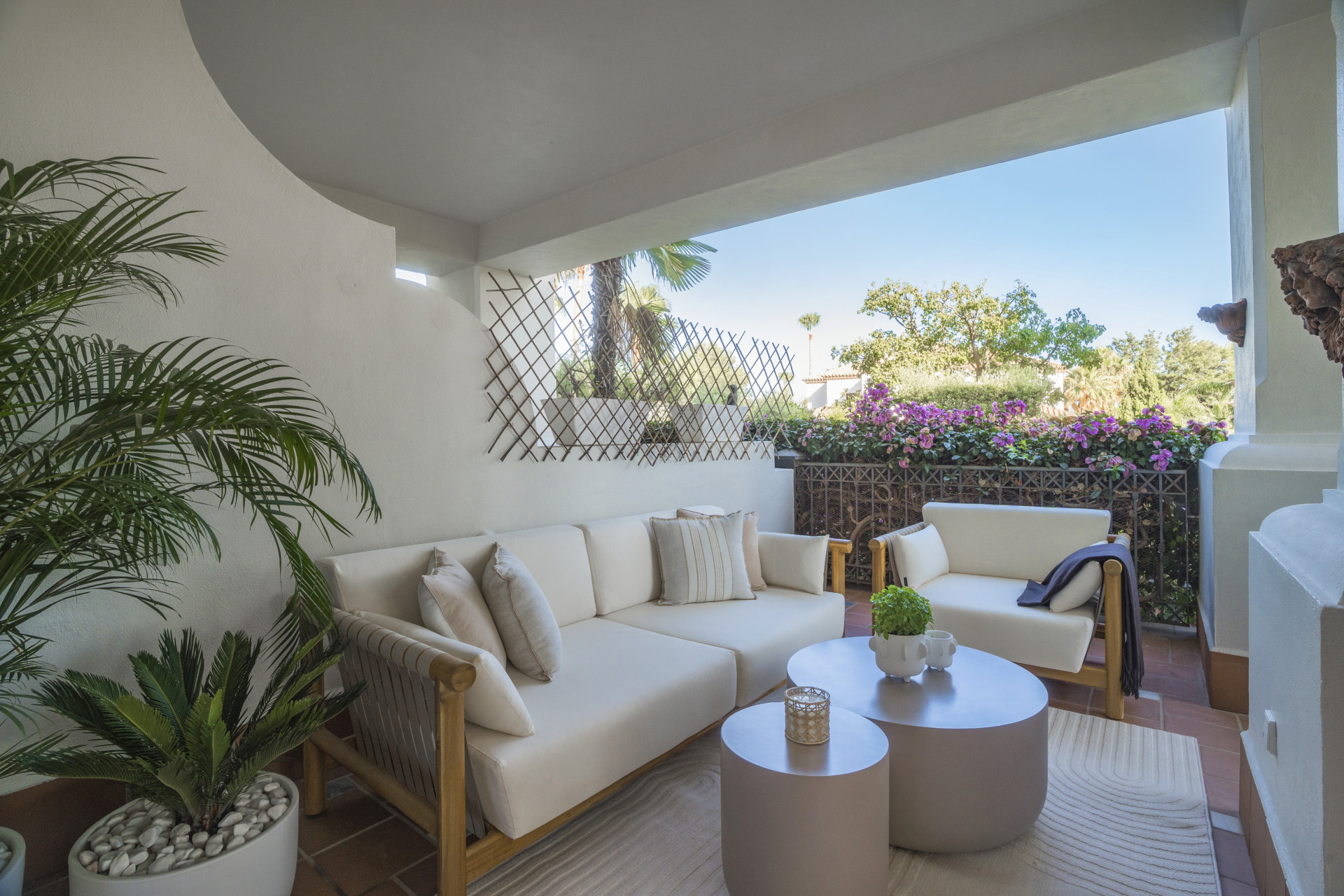 Situado en uno de los enclaves residenciales más escondidos y seguros de Marbella, este apartamento ofrece una rara combinación de diseño refinado y privacidad excepcional.